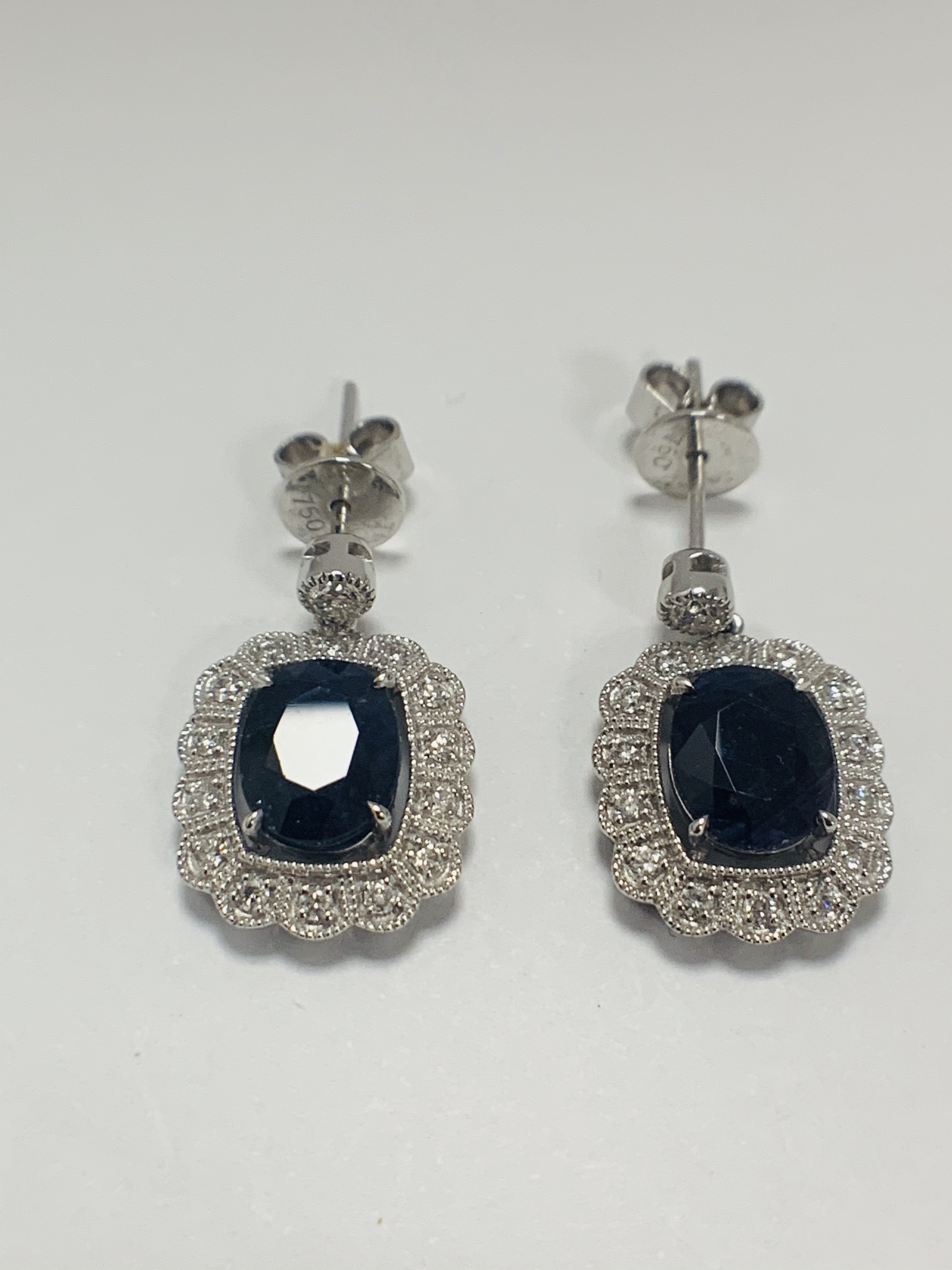 18ct White Gold Sapphire and Diamond earrings featiring, 2 oval cut, dark blue Kashmir Sapphires (4. - Image 2 of 12