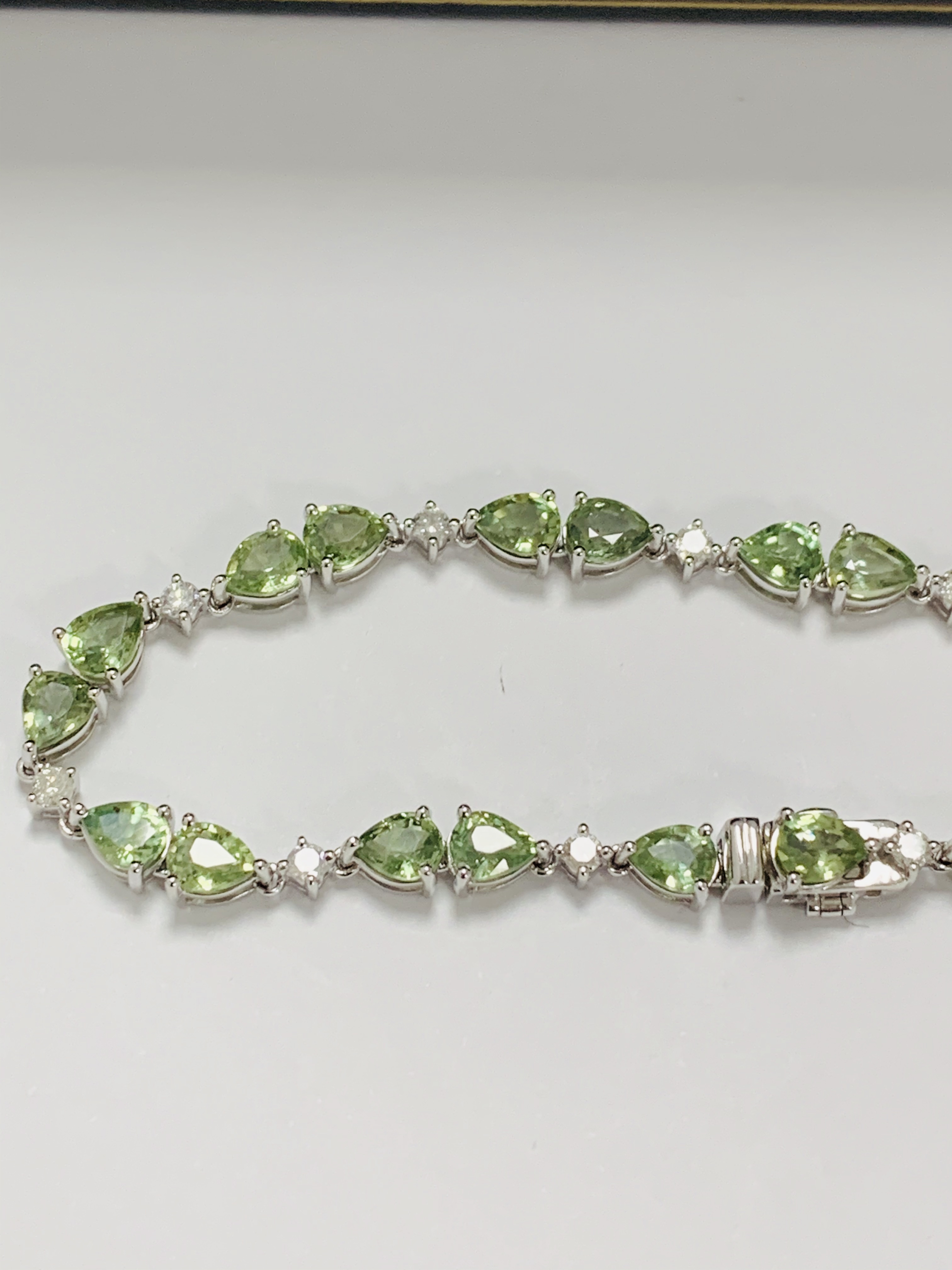 14ct White Gold Sapphire and Diamond bracelet featuring, 22 pear cut, light green Sapphires (9.05ct - Image 2 of 12