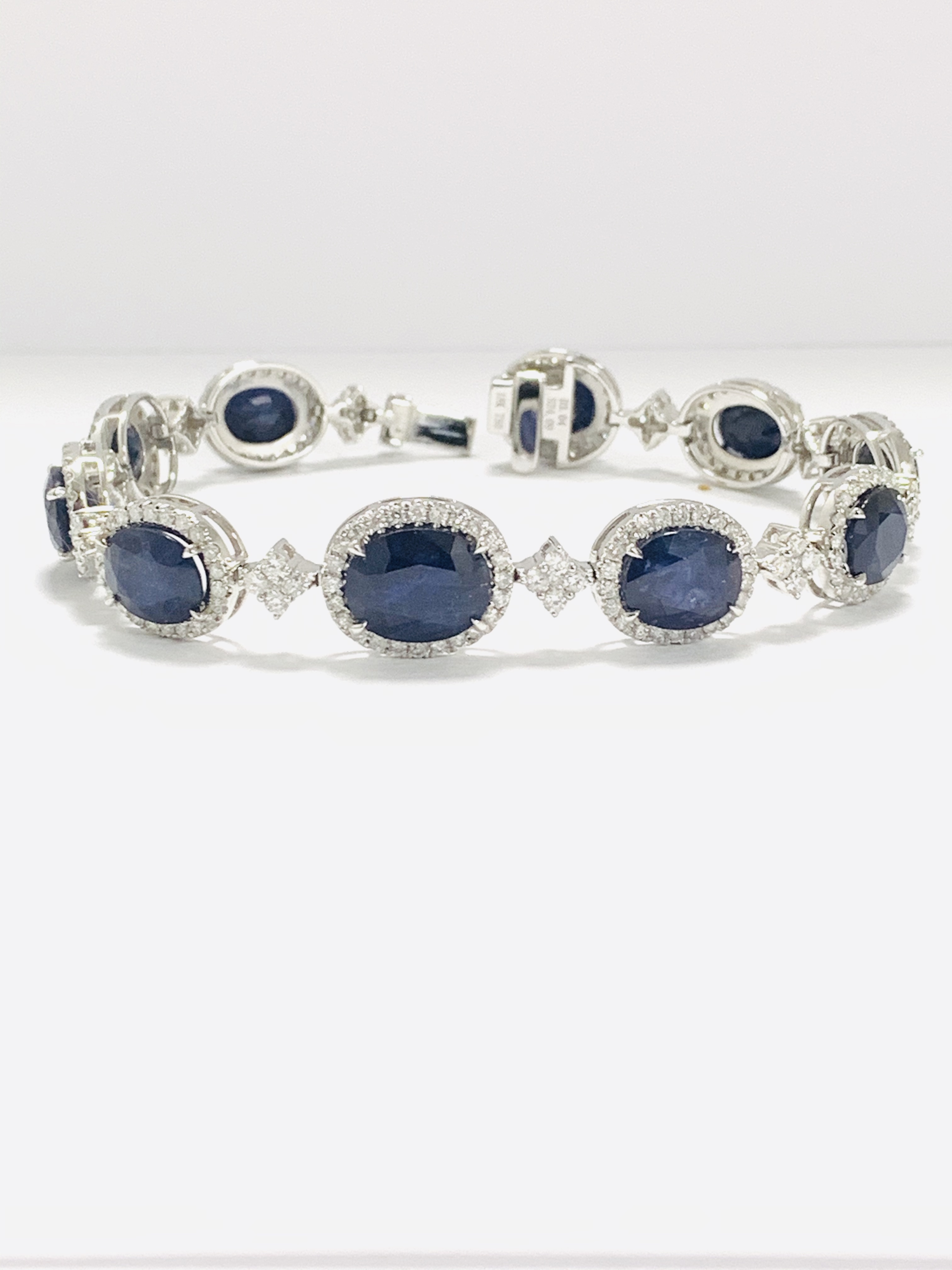 18ct White Gold Sapphire and Diamond bracelet featuring, 10 oval cut, dark blue Kashmir Sapphires (2 - Image 2 of 21