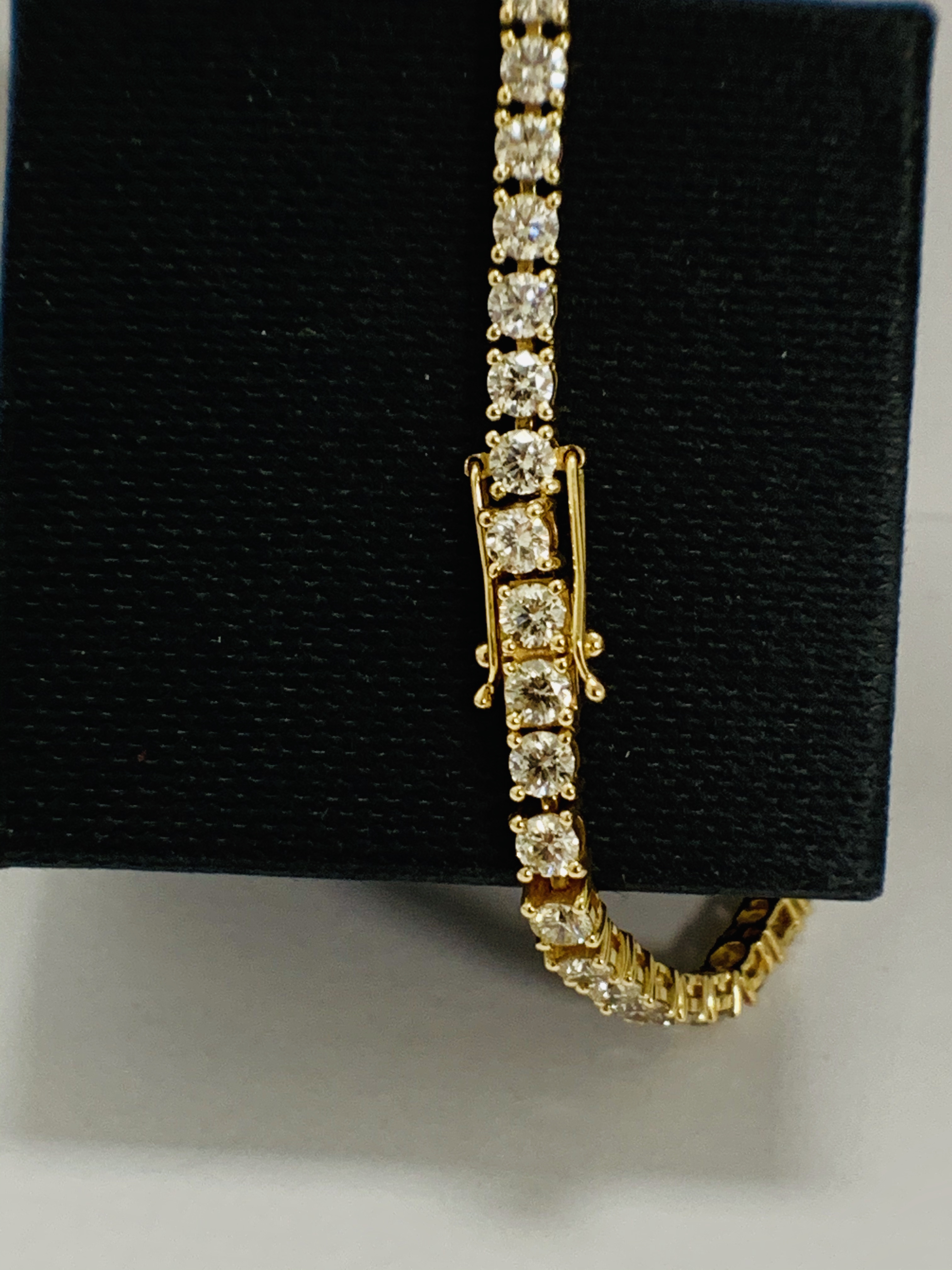 14ct Yellow Gold Diamond tennis bracelet featuring, 47 round brilliant cut Diamonds (4.92ct TDw), cl - Image 11 of 15