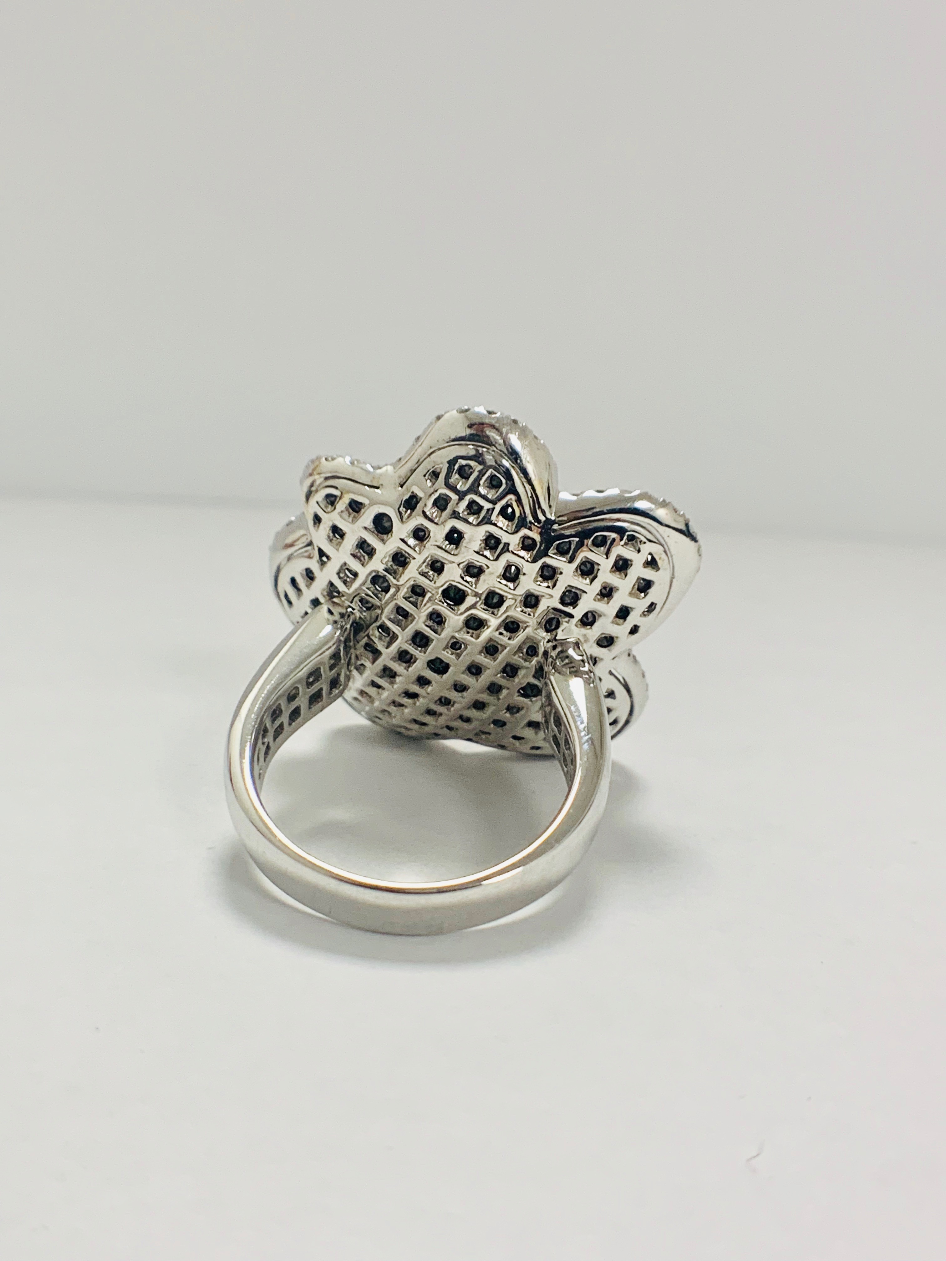 18ct White Gold Diamond flower design ring featuring 123 round cut, black Diamonds (2.25ct TBDW) - Image 5 of 13
