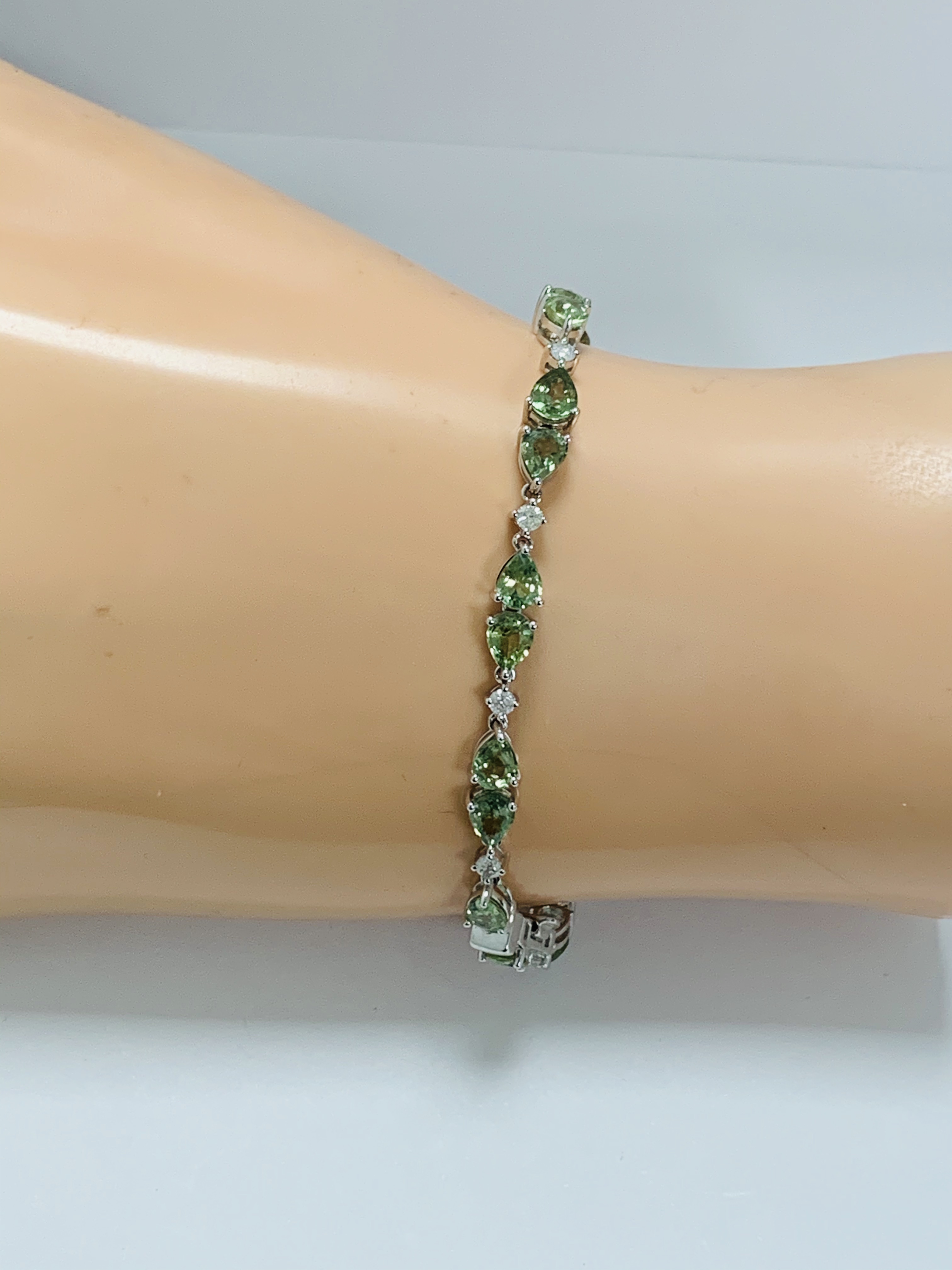 14ct White Gold Sapphire and Diamond bracelet featuring, 22 pear cut, light green Sapphires (9.05ct - Image 6 of 12
