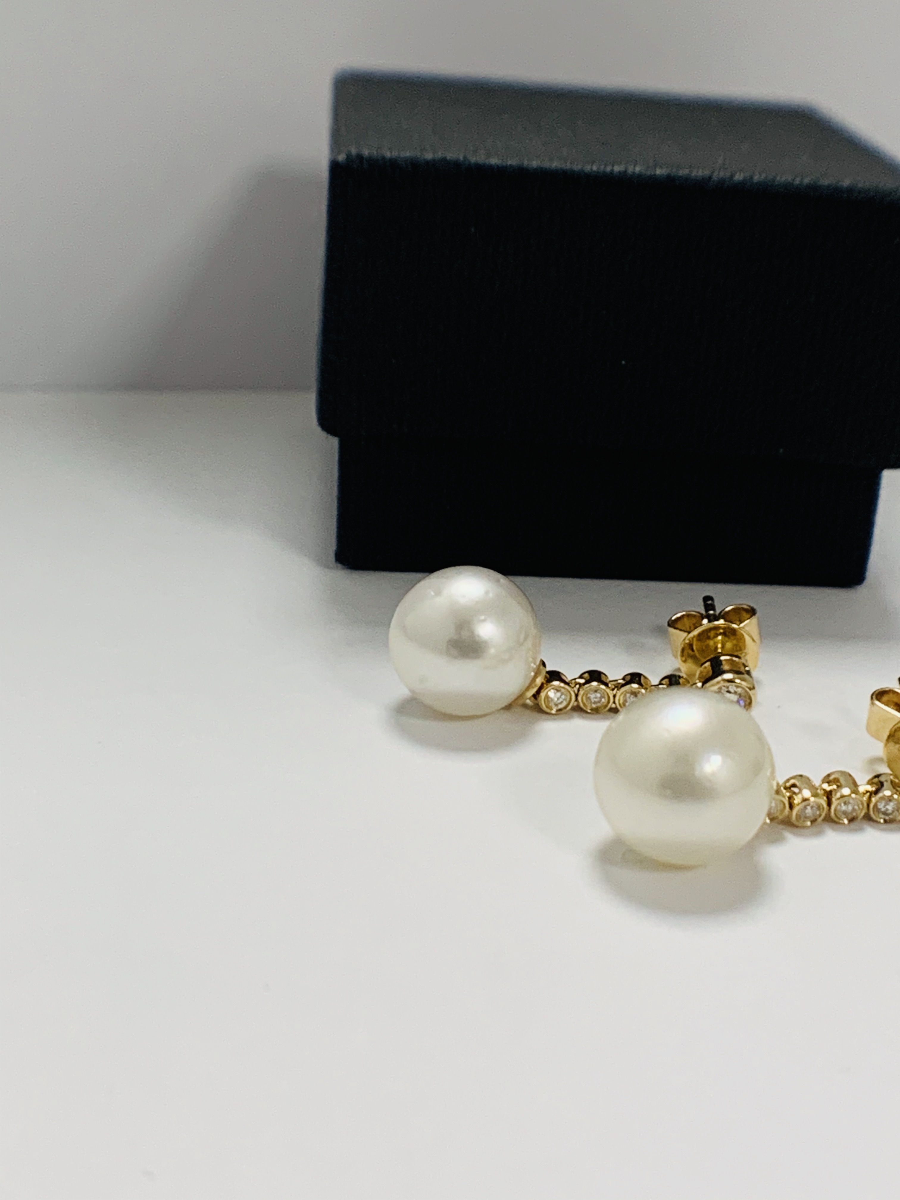 14ct Yellow Gold Pearl and Diamond earrings featuring, 2 white Pearls, with 8 round brilliant cut Di - Image 3 of 16