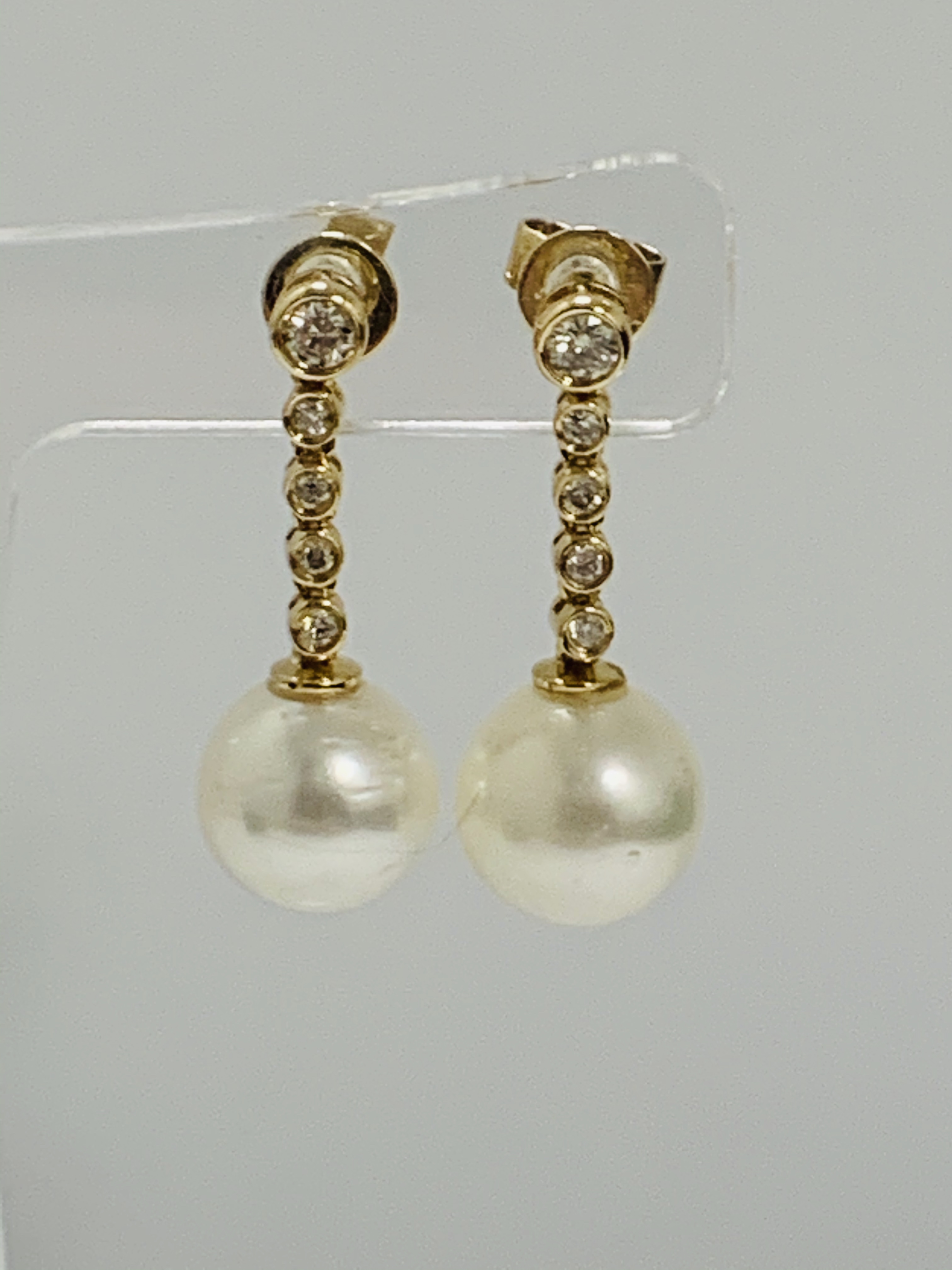 14ct Yellow Gold Pearl and Diamond earrings featuring, 2 white Pearls, with 8 round brilliant cut Di - Image 11 of 16