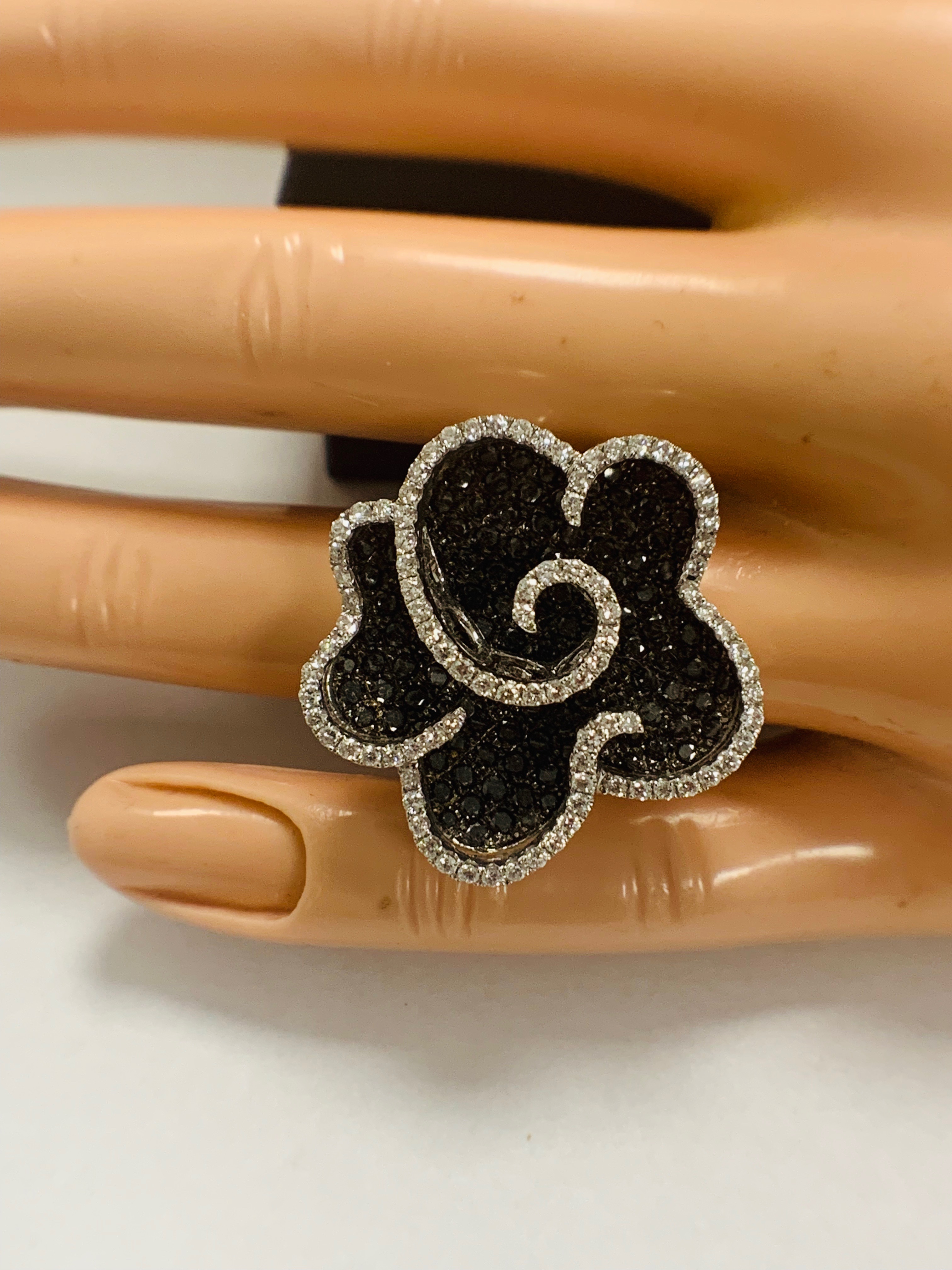 18ct White Gold Diamond flower design ring featuring 123 round cut, black Diamonds (2.25ct TBDW) - Image 12 of 13