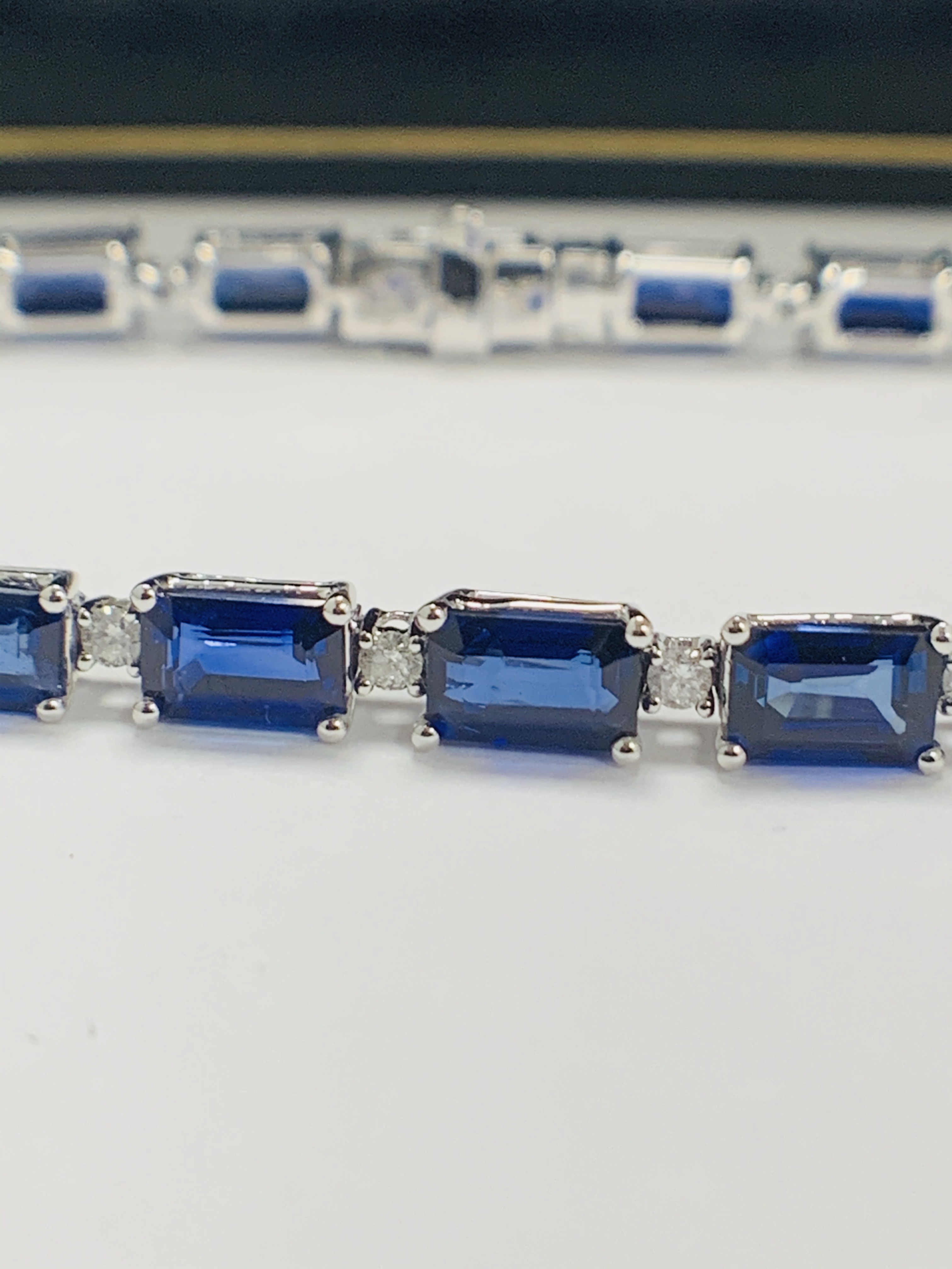 14ct Sapphire and Diamond tennis bracelet featuring, 20 oval cut, blue Sapphires (12.72ct TSW), claw - Image 2 of 16