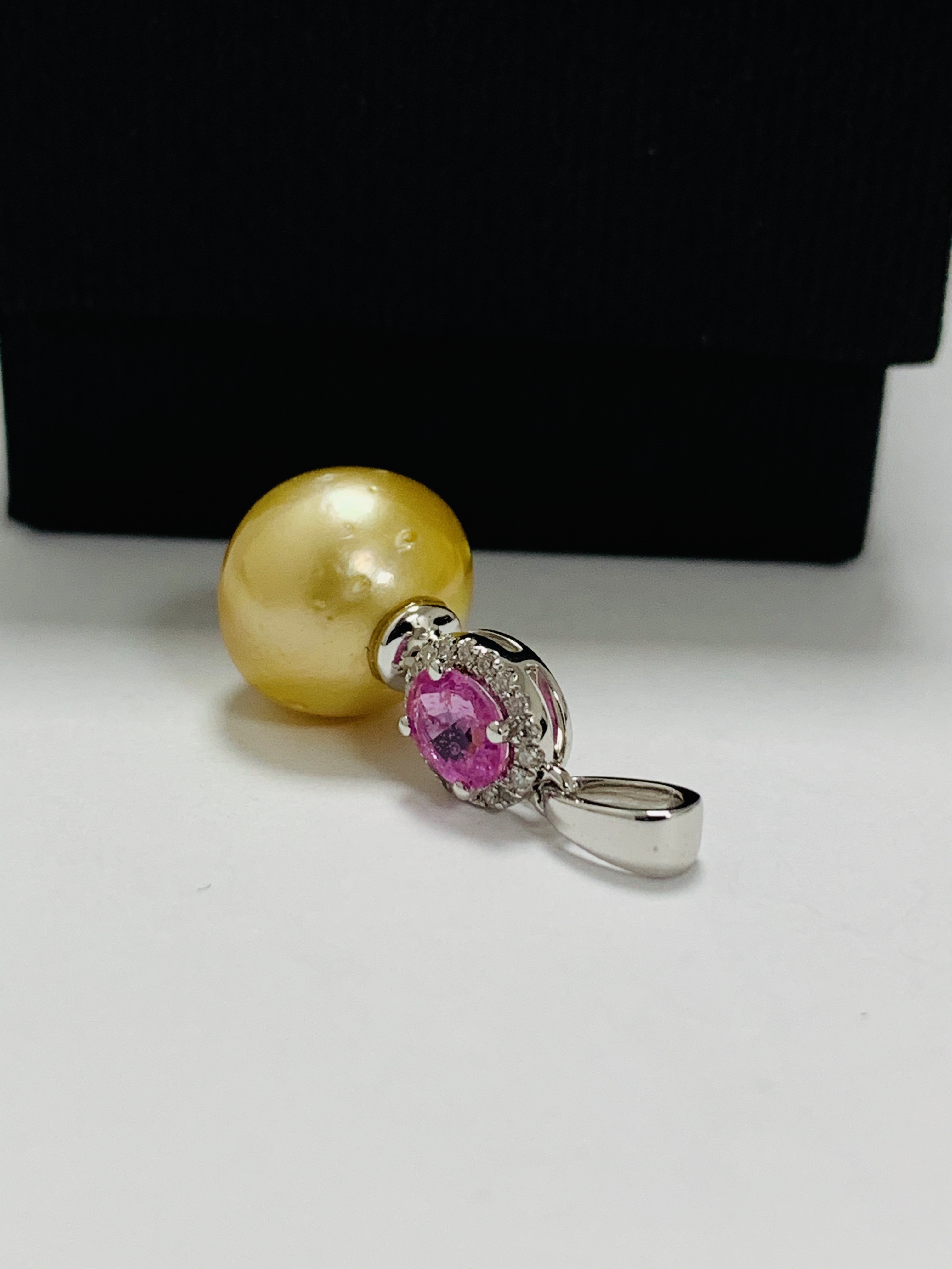 14ct White Gold Pearl and Sapphire pendant featuring, Cultured Tahitian Pearl, with oval cut, pink N - Image 2 of 7