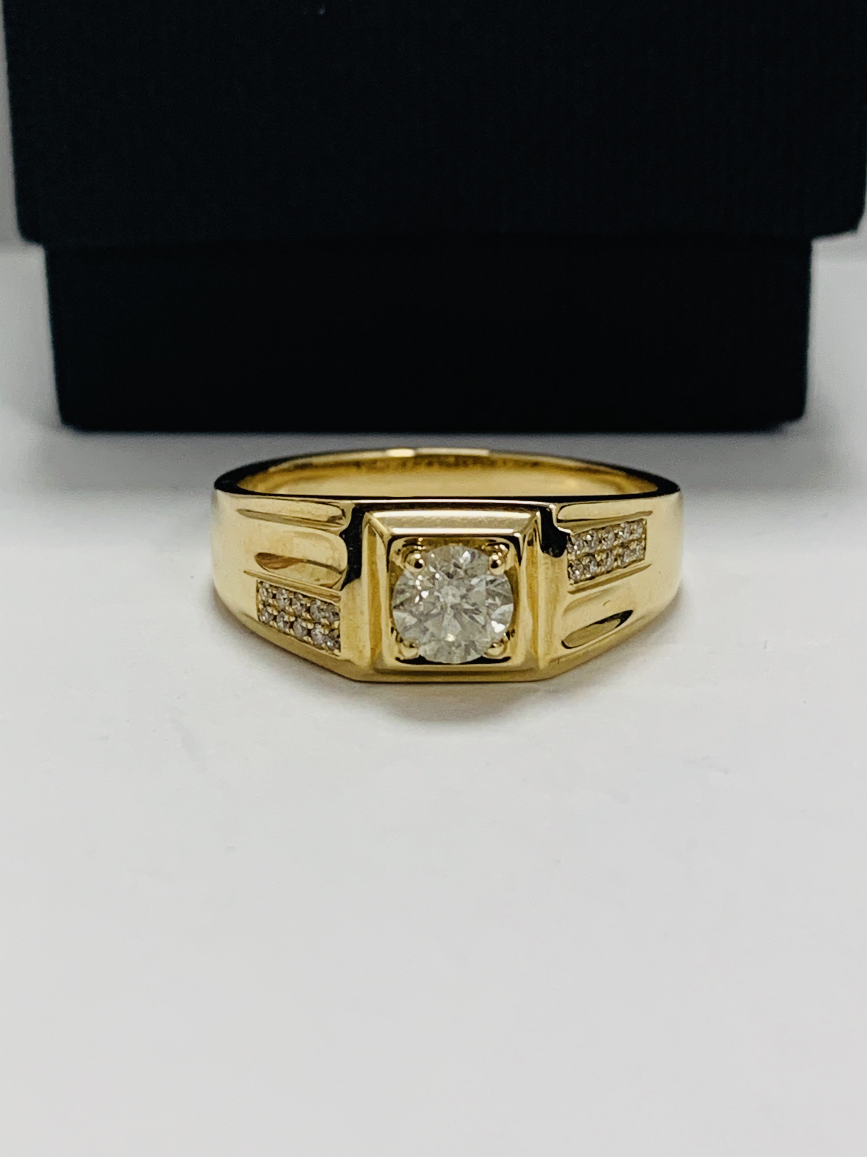 14ct Yellow Gold Diamond gents ring featuring centre, round brilliant cut Diamond (0.60ct), claw set - Image 8 of 10