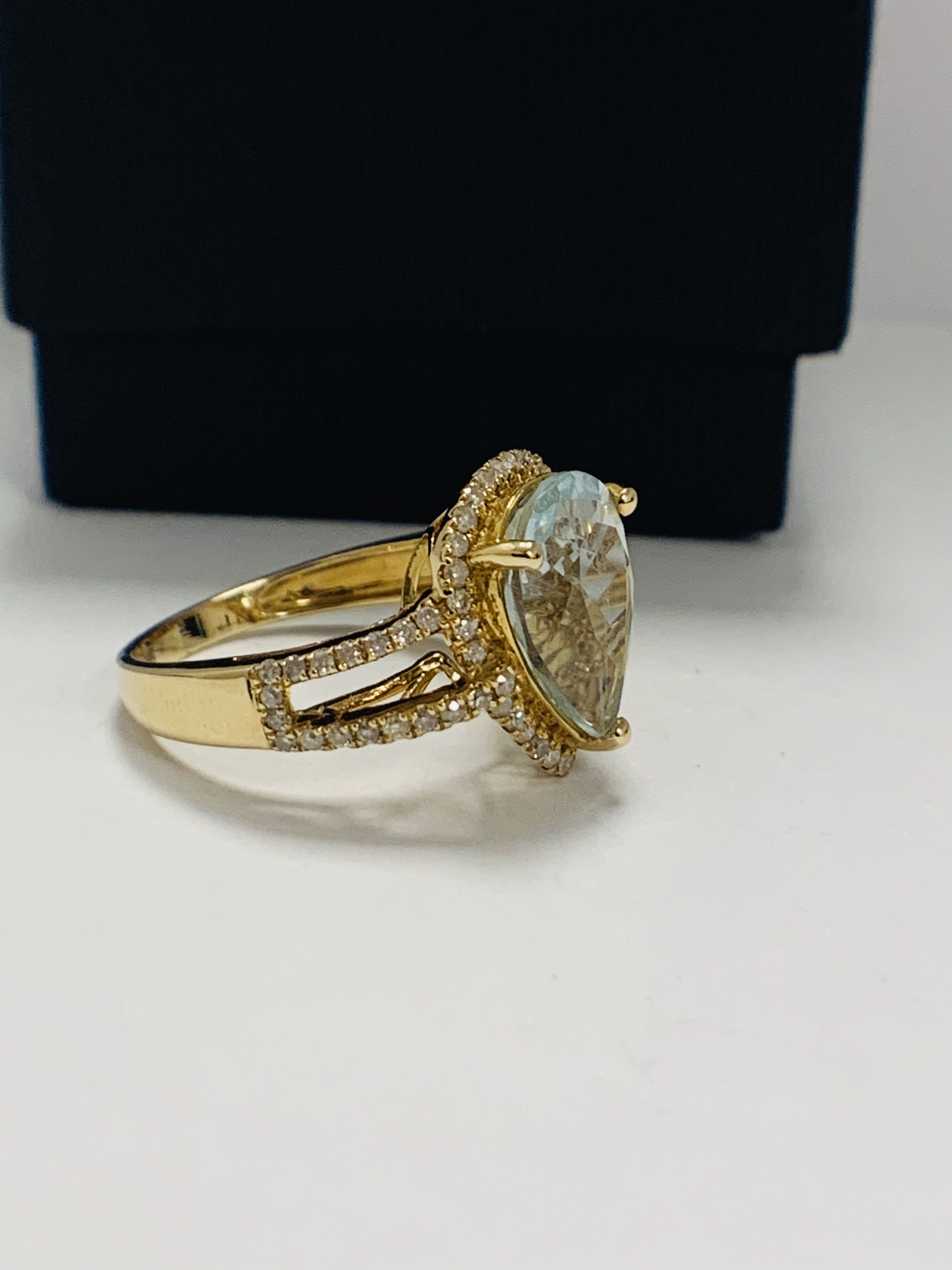 14ct Yellow Gold Aquamarine and Diamond ring featuring centre, pear cut Aquamarine (4.75ct), claw se - Image 4 of 10