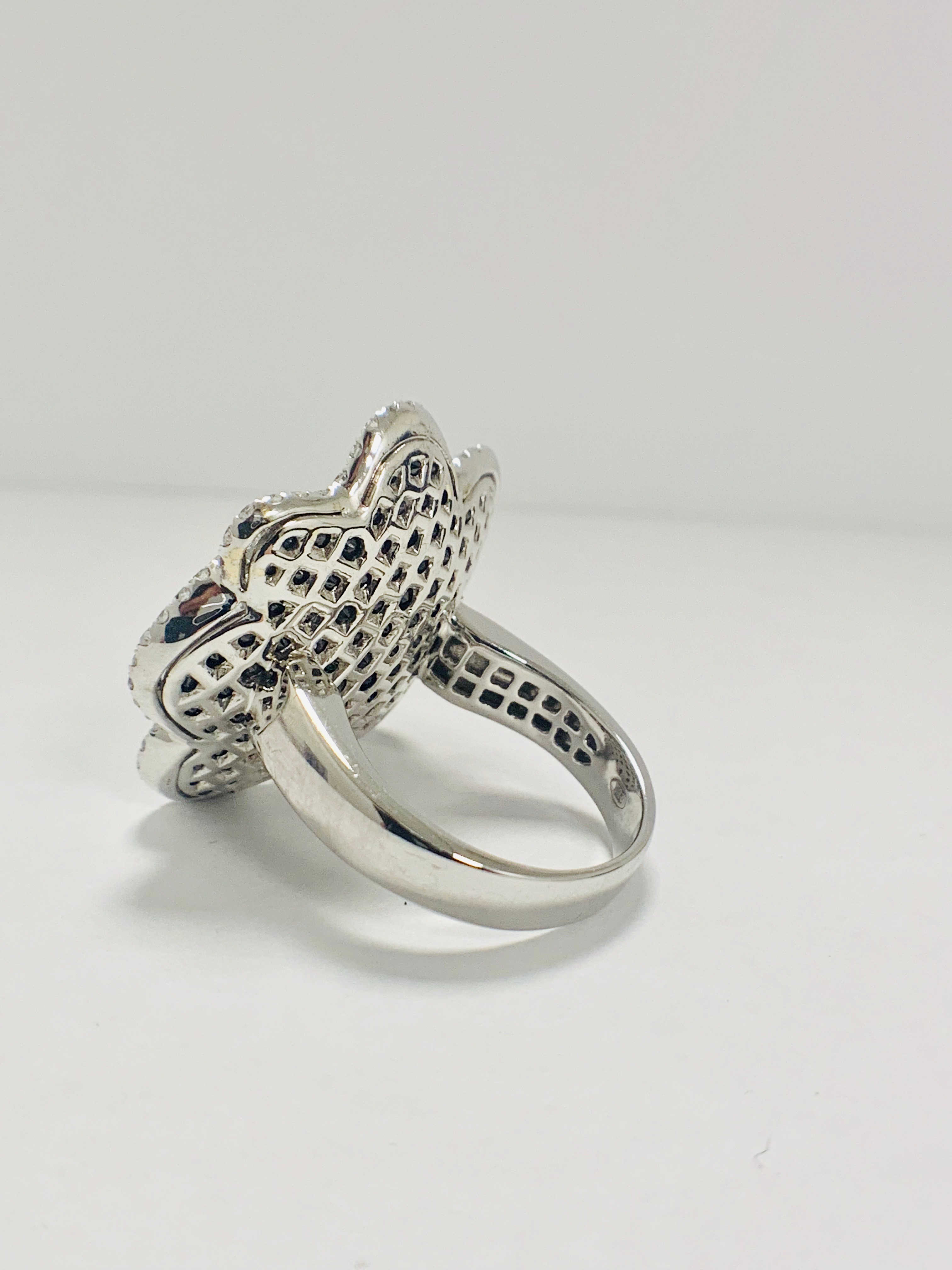 18ct White Gold Diamond flower design ring featuring 123 round cut, black Diamonds (2.25ct TBDW) - Image 3 of 13