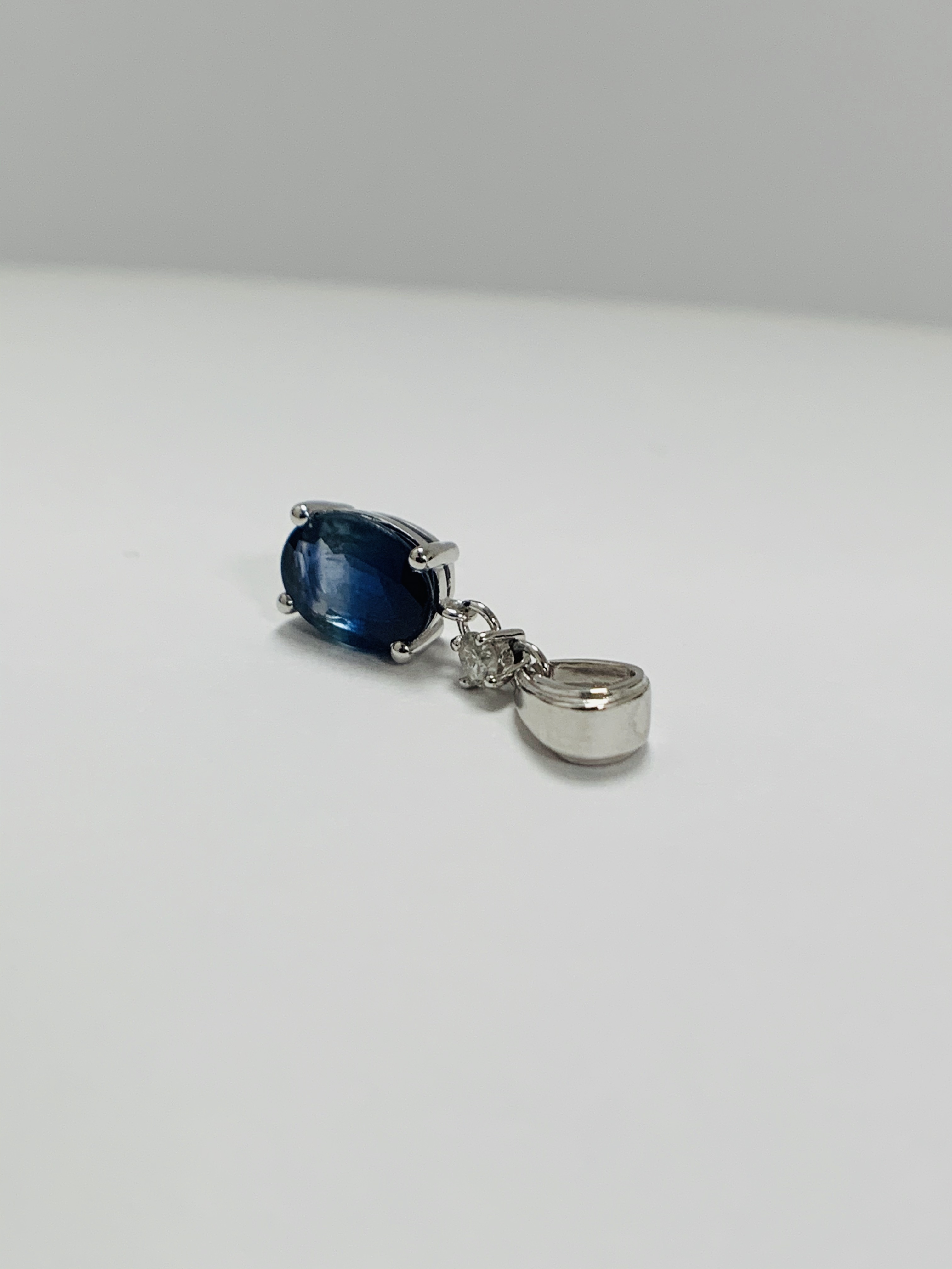 14ct White Gold Sapphire and Diamond pendant featuring oval cut, medium blue Sapphire (1.31ct), 4-cl - Image 3 of 9