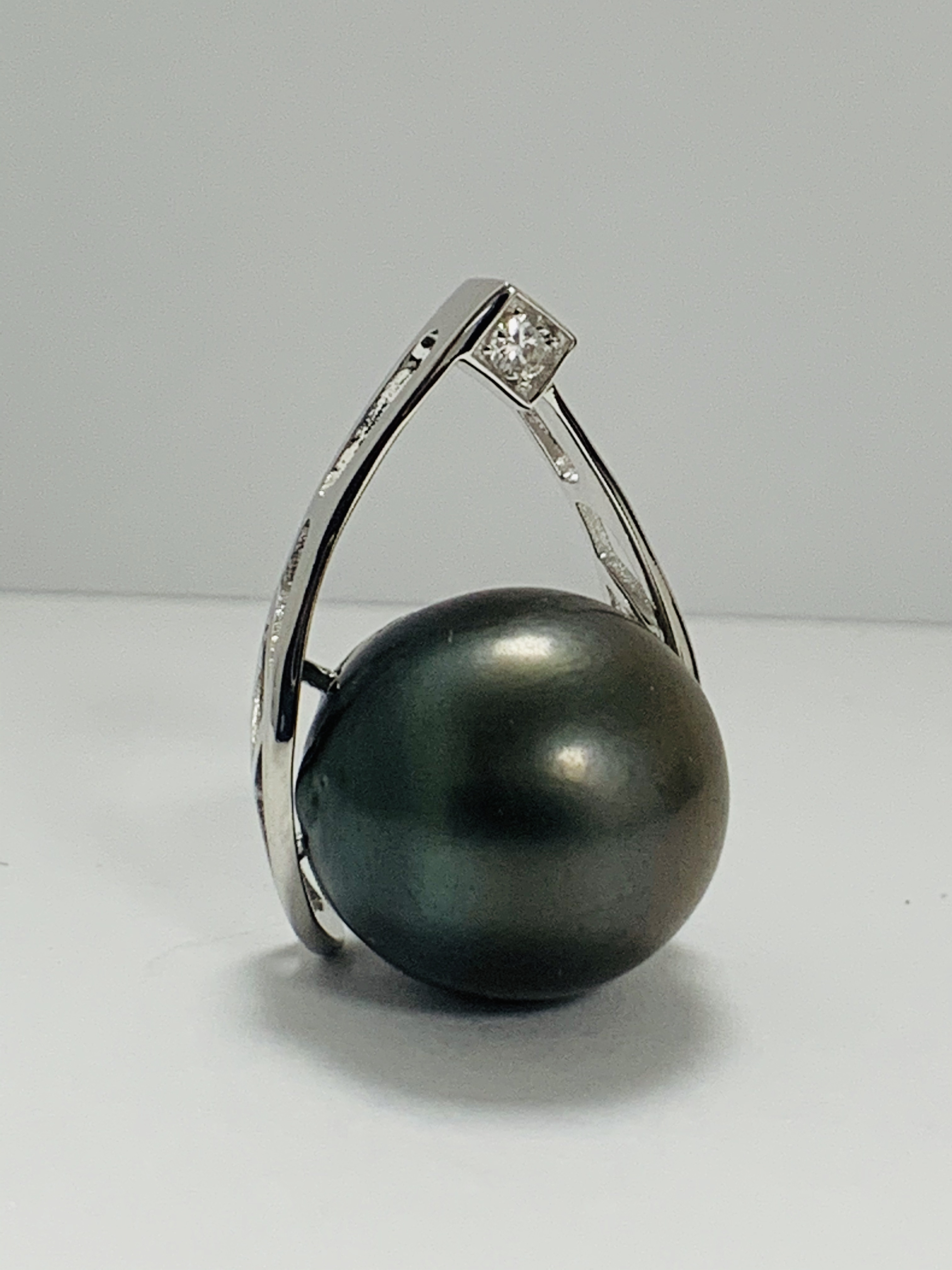 14ct White Gold Pearl and Diamond pendant featuring, round brilliant cut Diamond (0.06ct), grain set - Image 8 of 11