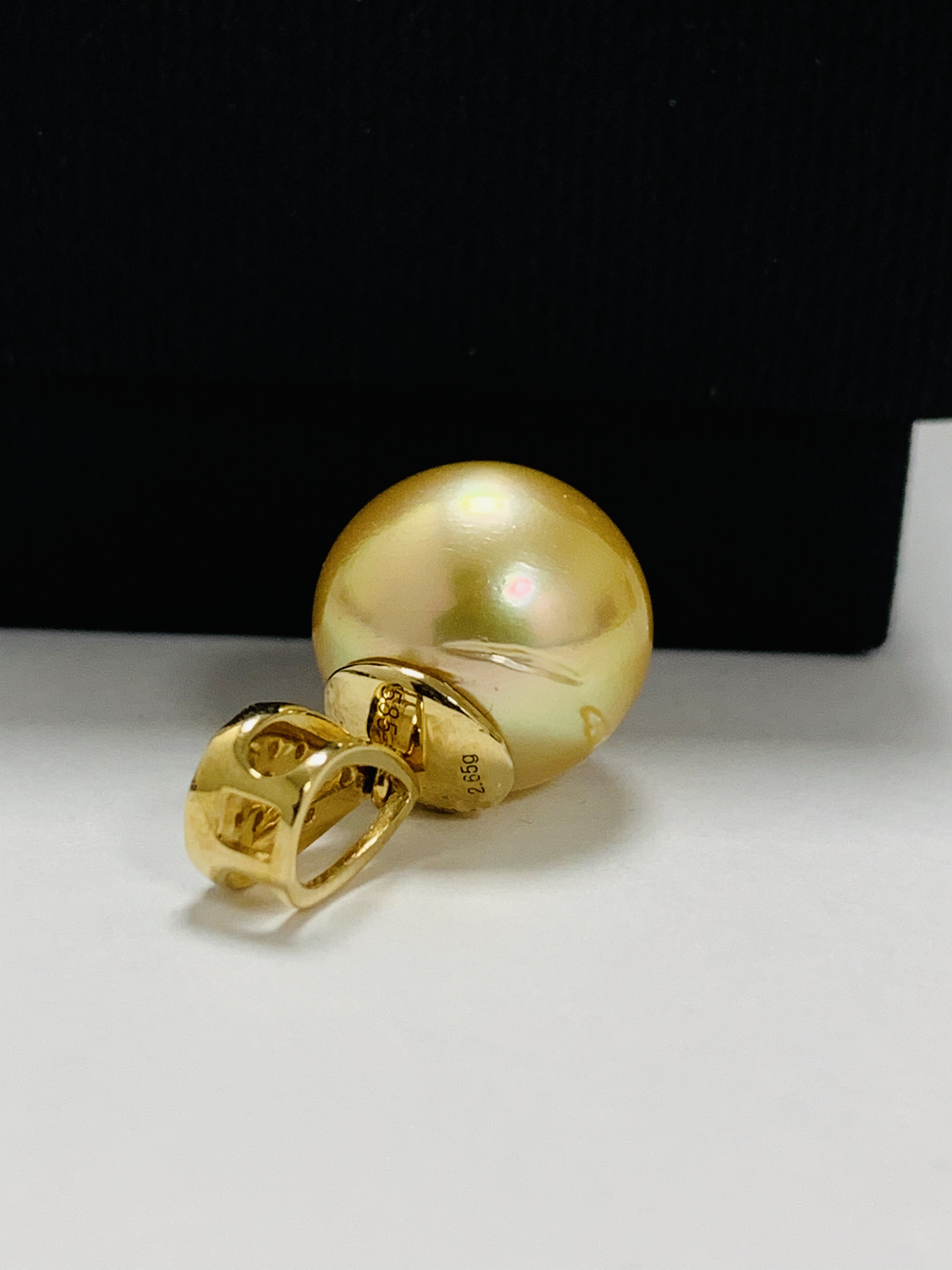 14ct Yellow Gold Pearl and Diamond pendant featuring, golden South Sea Pearl, with 13 round brillian - Image 3 of 7