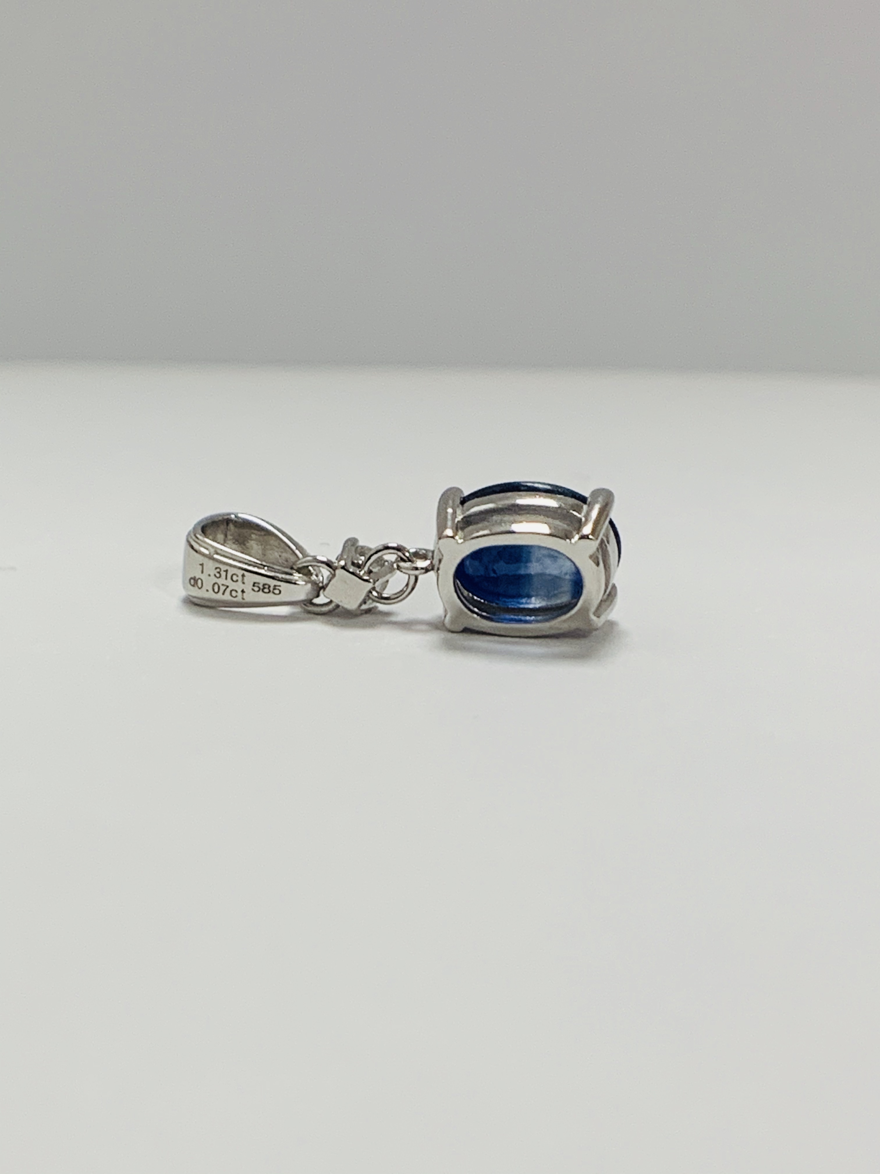14ct White Gold Sapphire and Diamond pendant featuring oval cut, medium blue Sapphire (1.31ct), 4-cl - Image 5 of 9