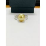 14ct white gold pearl & diamond ring.