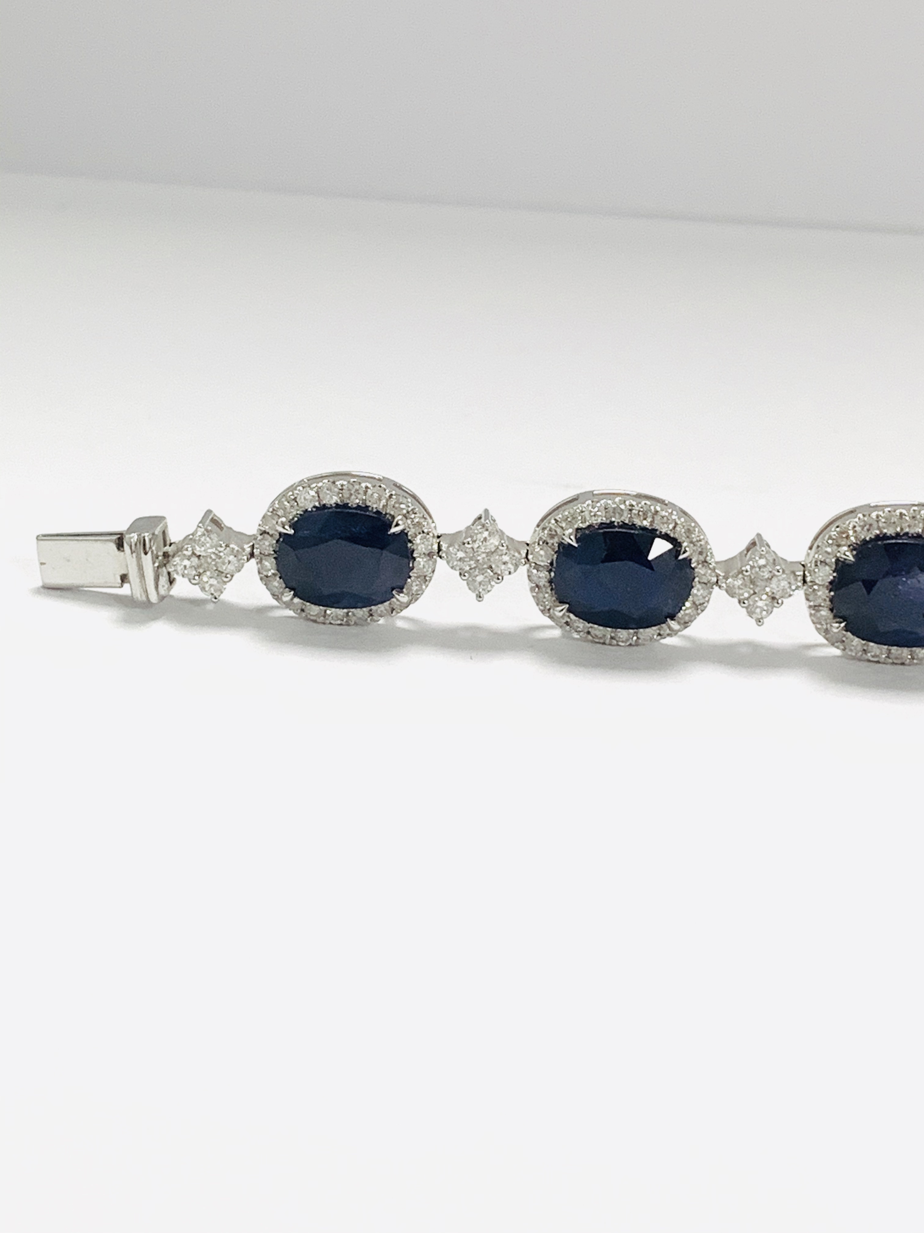 18ct White Gold Sapphire and Diamond bracelet featuring, 10 oval cut, dark blue Kashmir Sapphires (2 - Image 15 of 21