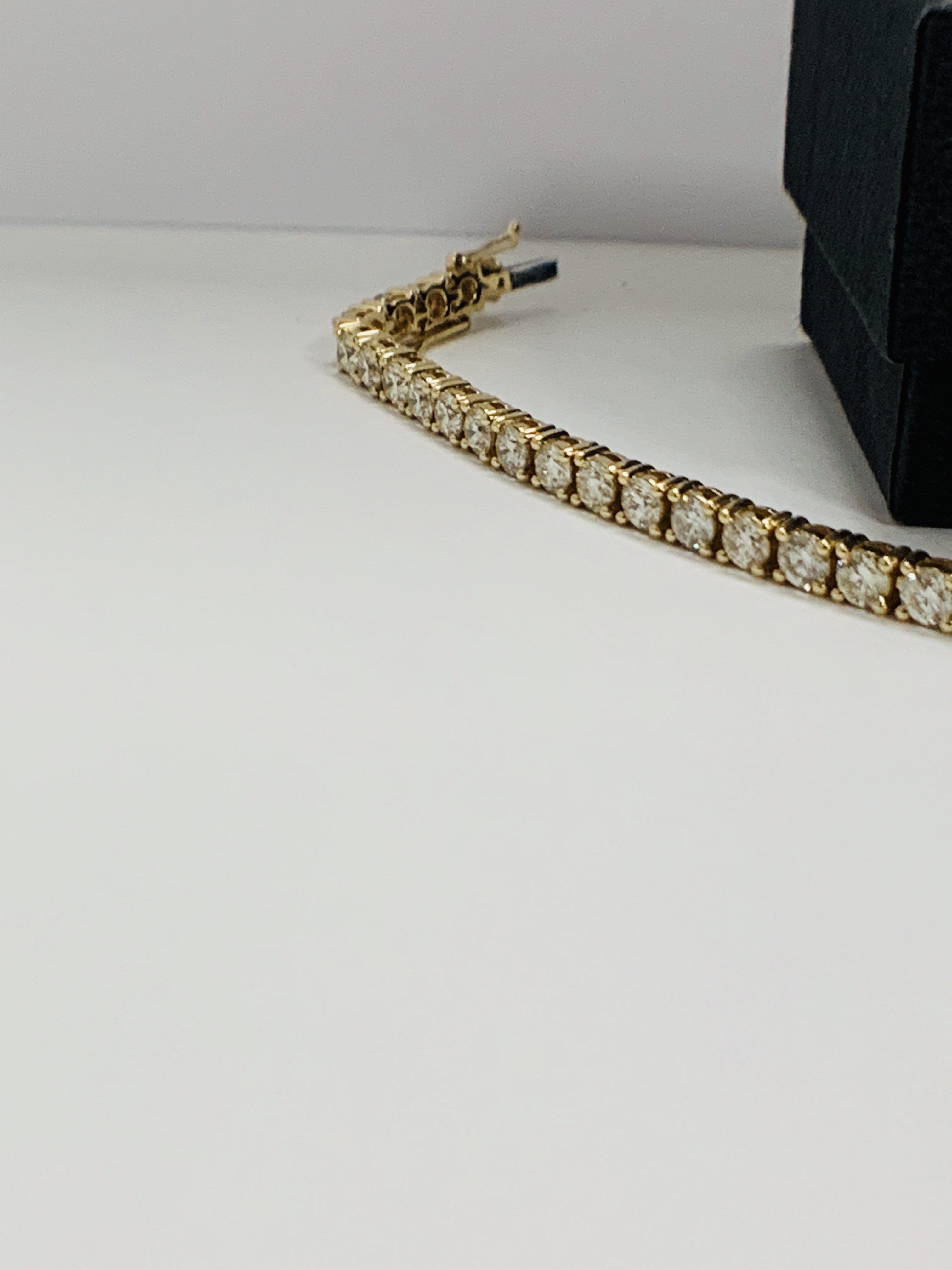 14ct Yellow Gold Diamond tennis bracelet featuring, 47 round brilliant cut Diamonds (4.92ct TDw), cl - Image 9 of 15