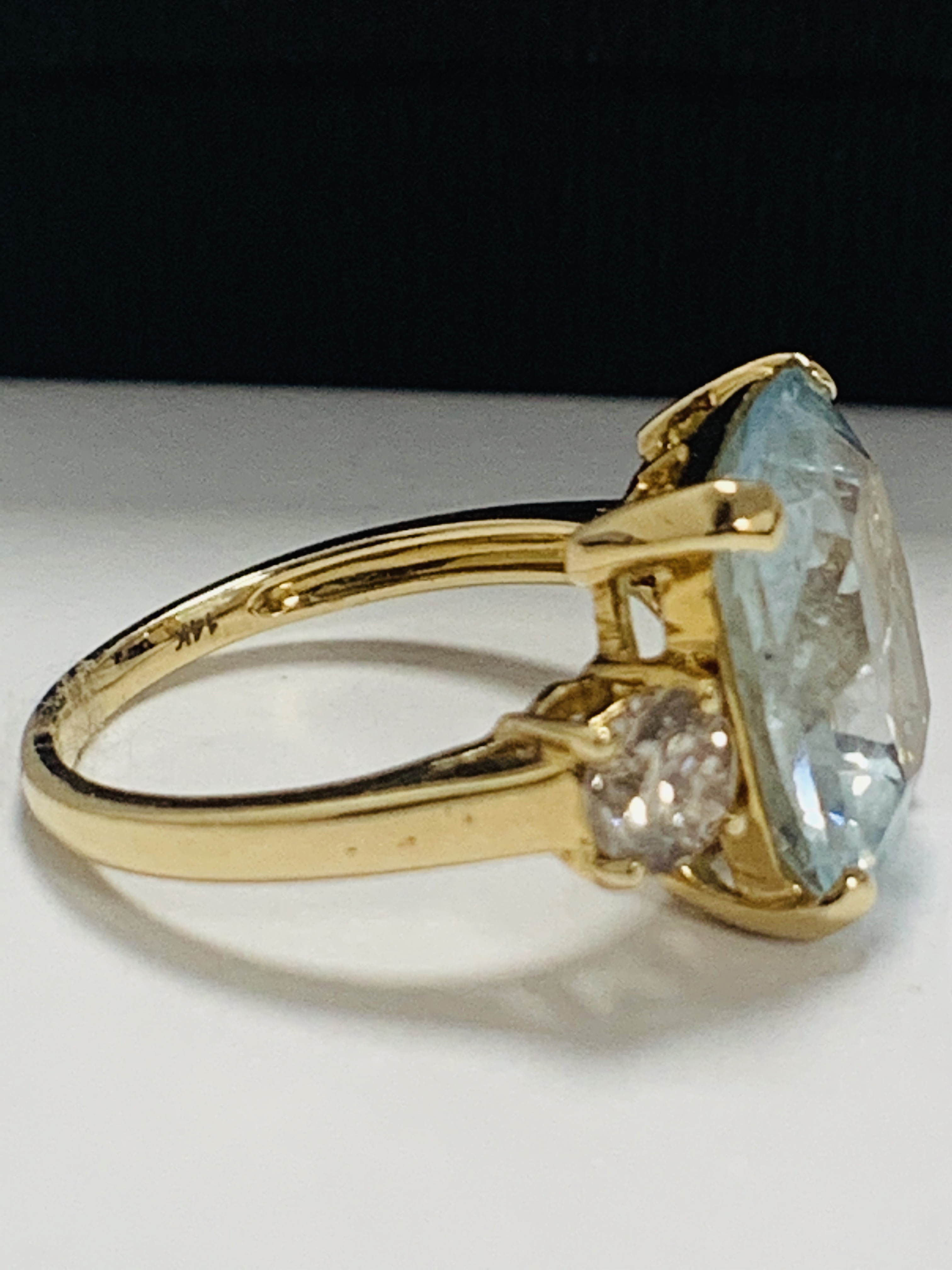 14ct Yellow Gold Aquamarine and Diamond ring featuring centre, cushion cut Aquamarine (5.25ct), claw - Image 8 of 12