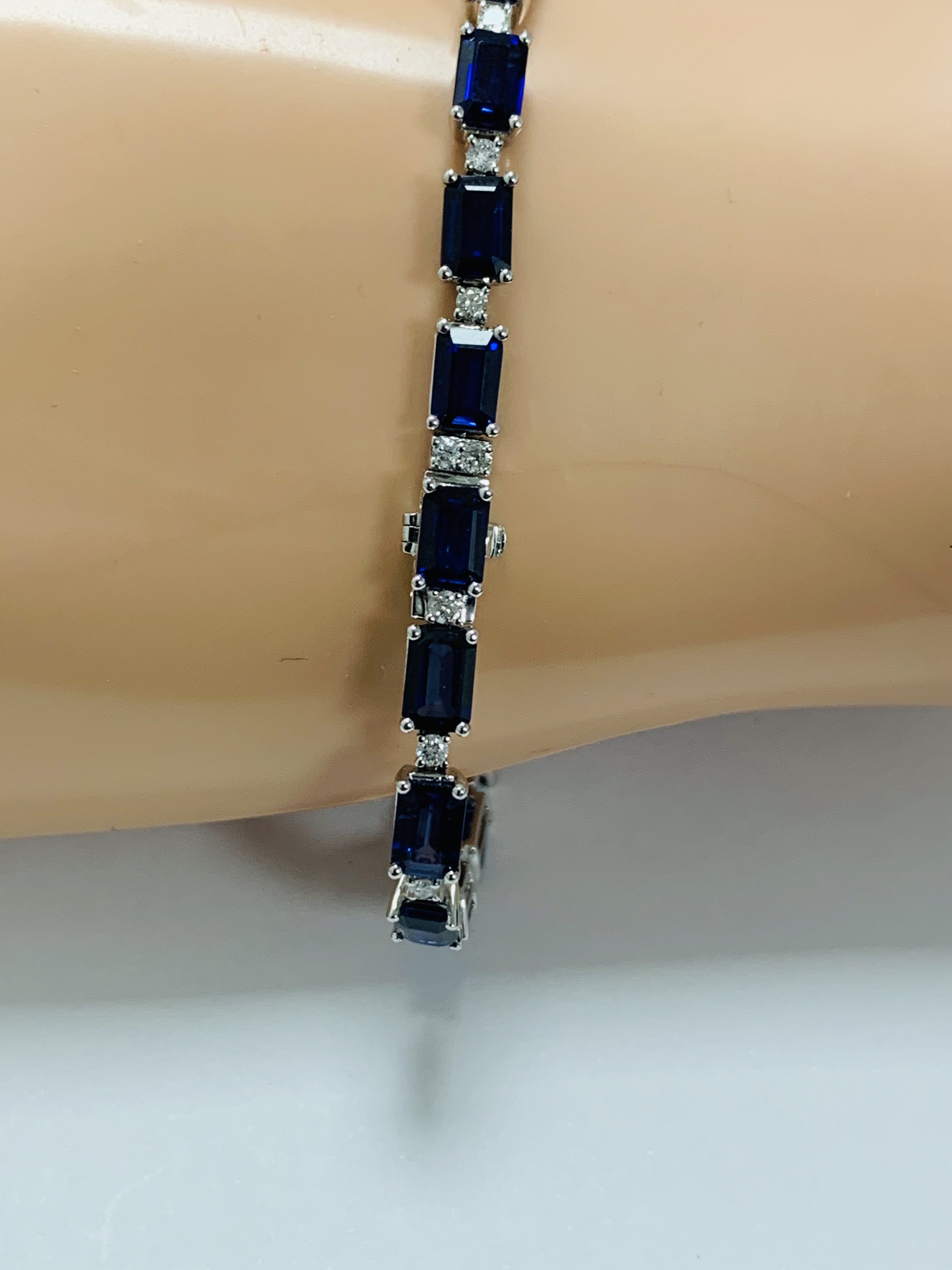 14ct Sapphire and Diamond tennis bracelet featuring, 20 oval cut, blue Sapphires (12.72ct TSW), claw - Image 13 of 16