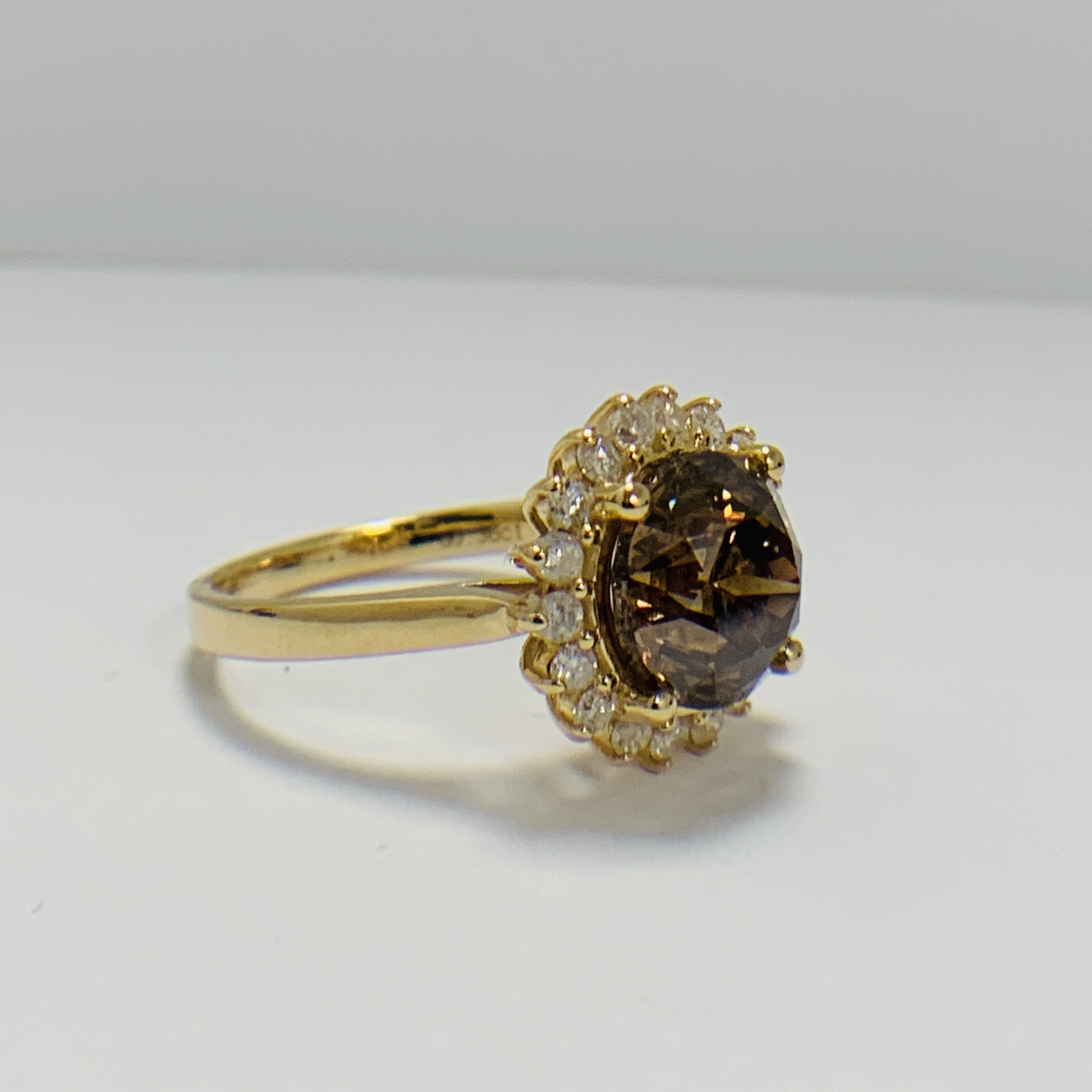 14ct Yellow Gold Diamond ring featuring centre, round brilliant cut, cognac Diamond (3.10ct), claw s - Image 6 of 11