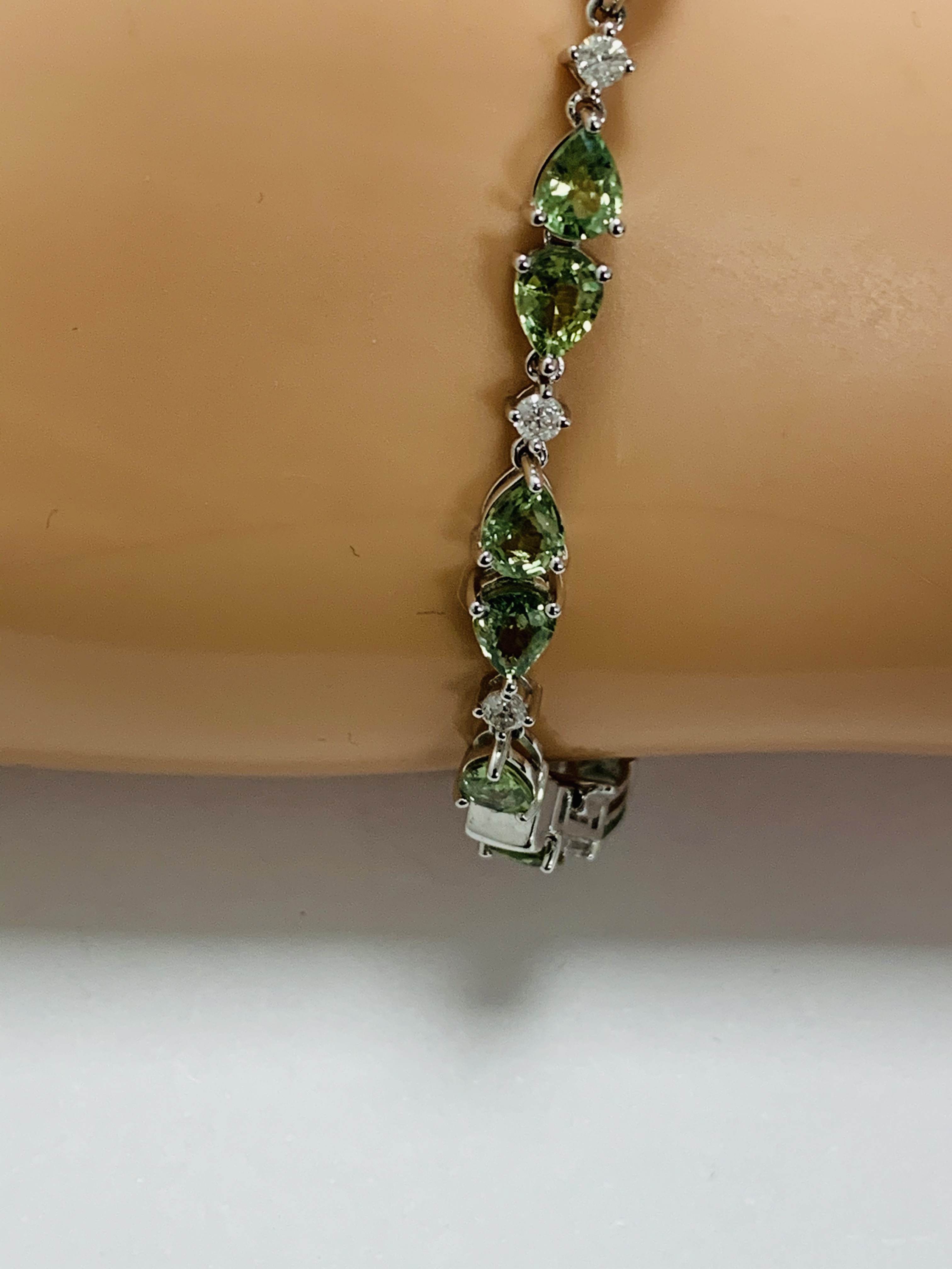 14ct White Gold Sapphire and Diamond bracelet featuring, 22 pear cut, light green Sapphires (9.05ct - Image 9 of 12