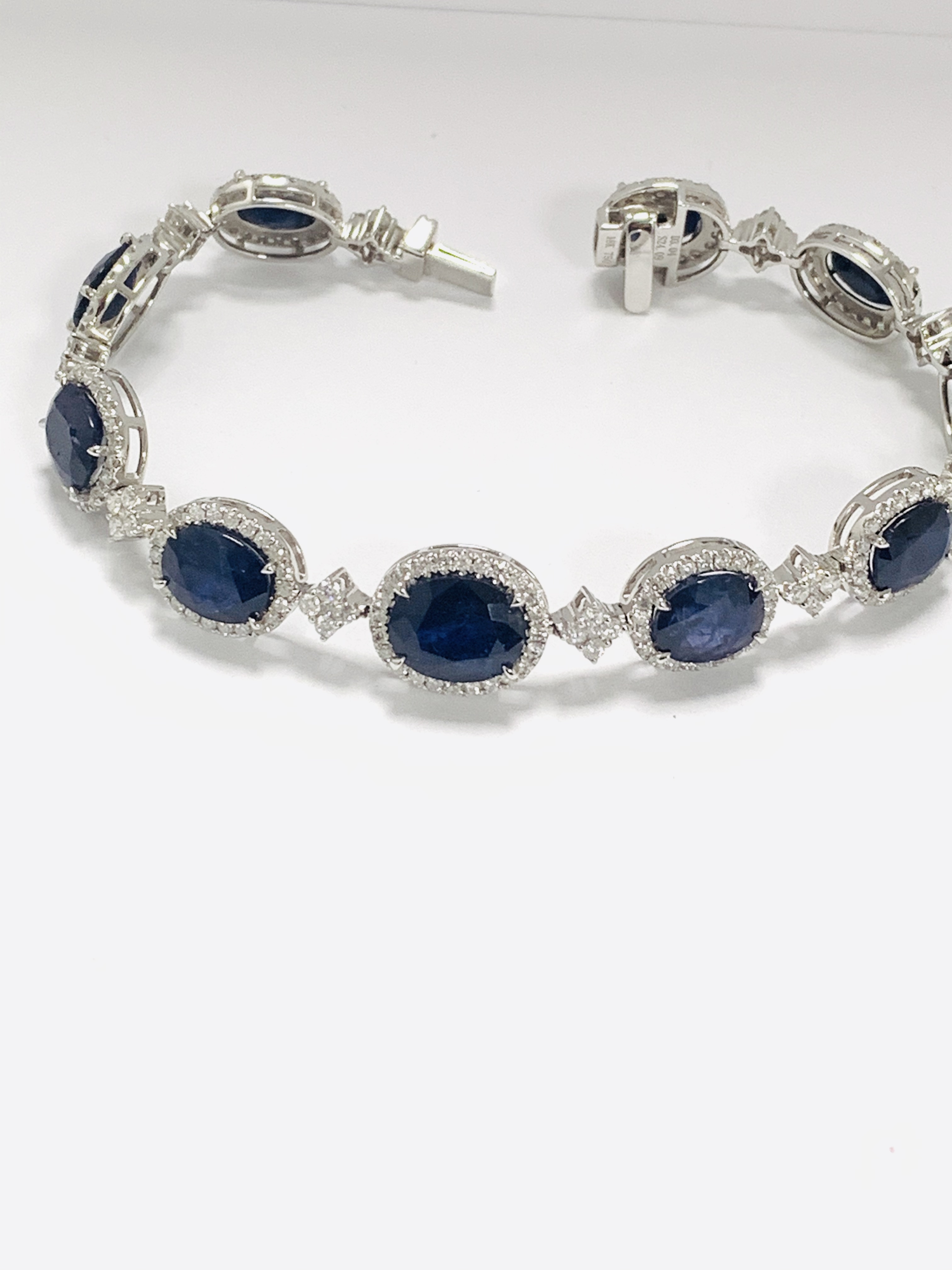 18ct White Gold Sapphire and Diamond bracelet featuring, 10 oval cut, dark blue Kashmir Sapphires (2 - Image 20 of 21