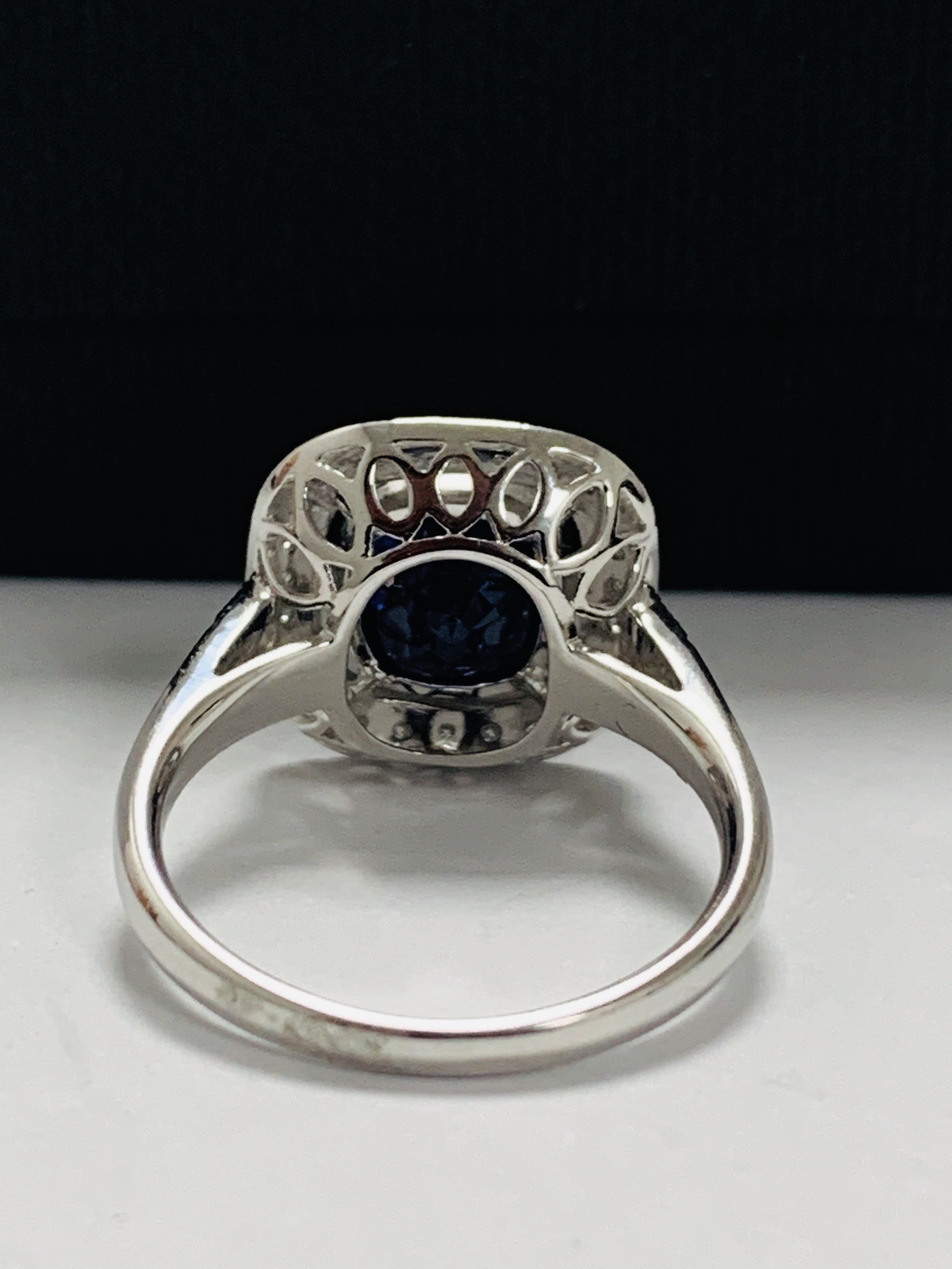 18ct White Gold Sapphire and Diamond ring featuring centre, cushion cut, natural Kashmir Sapphire (2 - Image 5 of 12