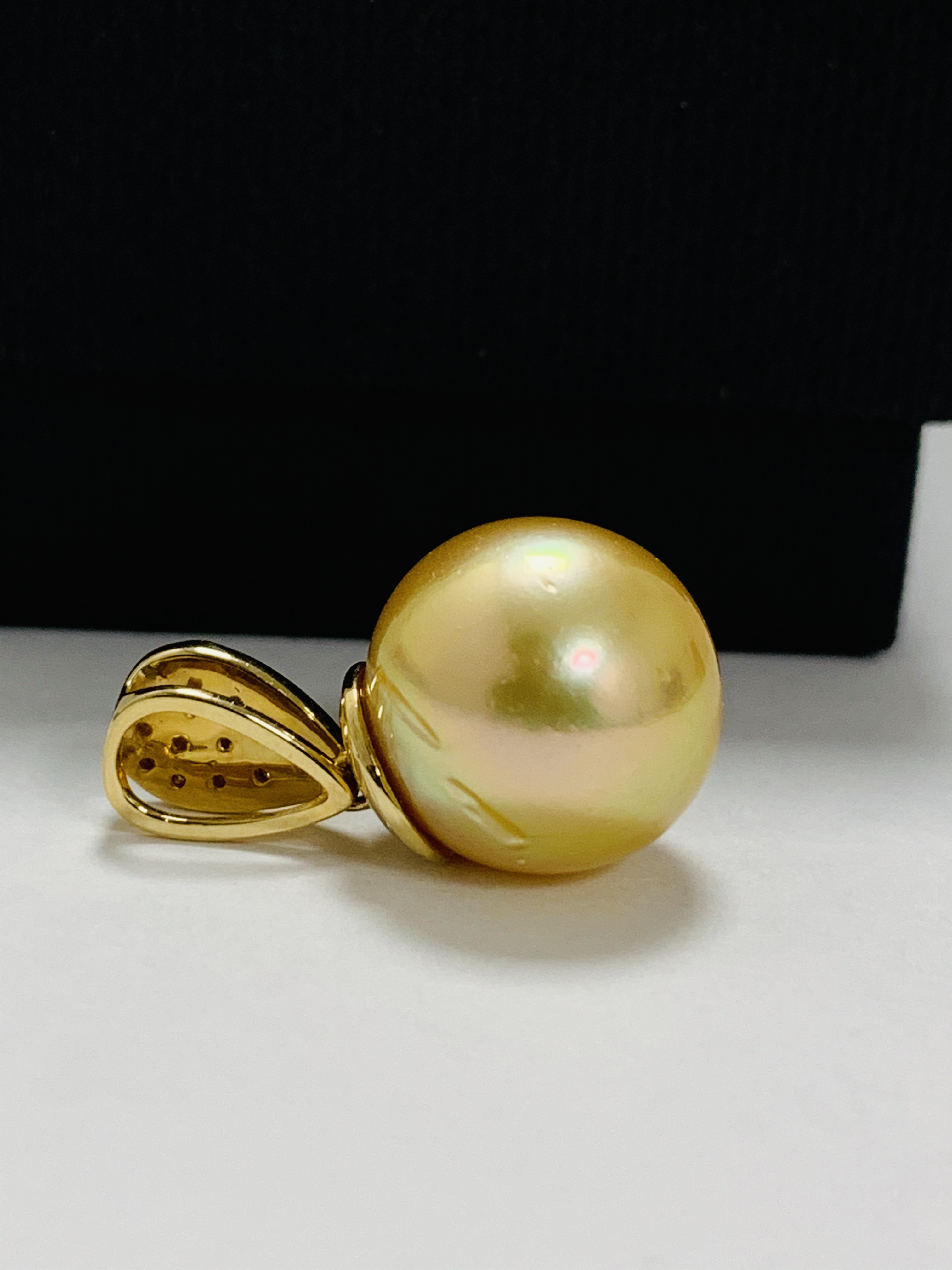 14ct Yellow Gold Pearl and Diamond pendant featuring, golden South Sea Pearl, with 13 round brillian - Image 4 of 7
