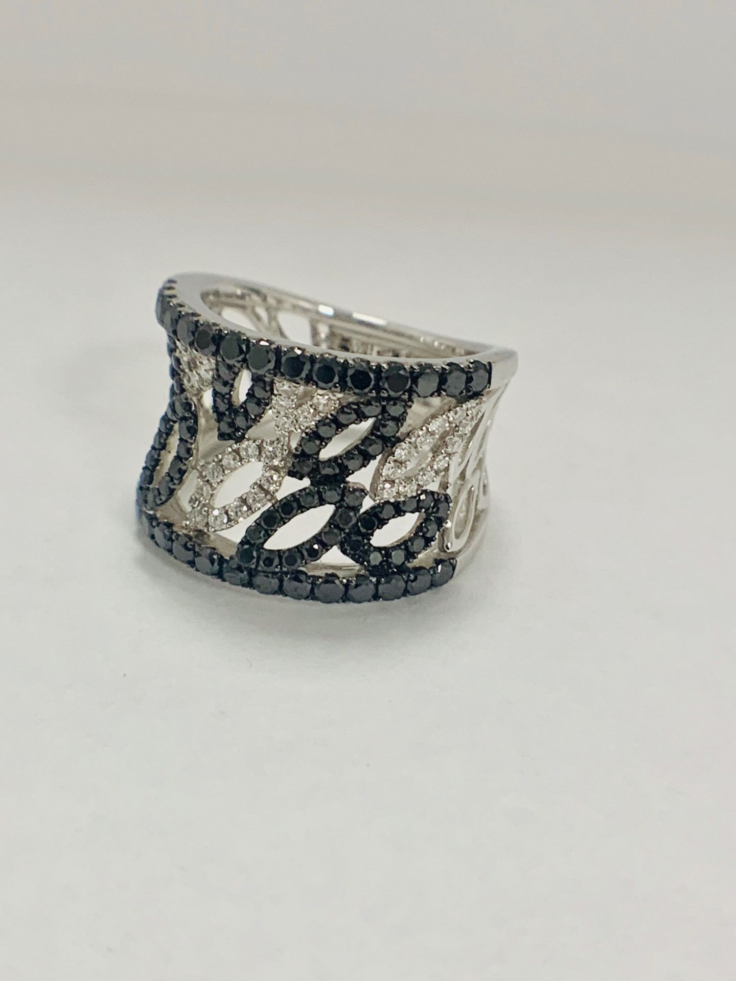 18ct White Gold Diamond ring featuring 90 round cut, black Diamonds (1.14ct TBDW) - Image 5 of 15