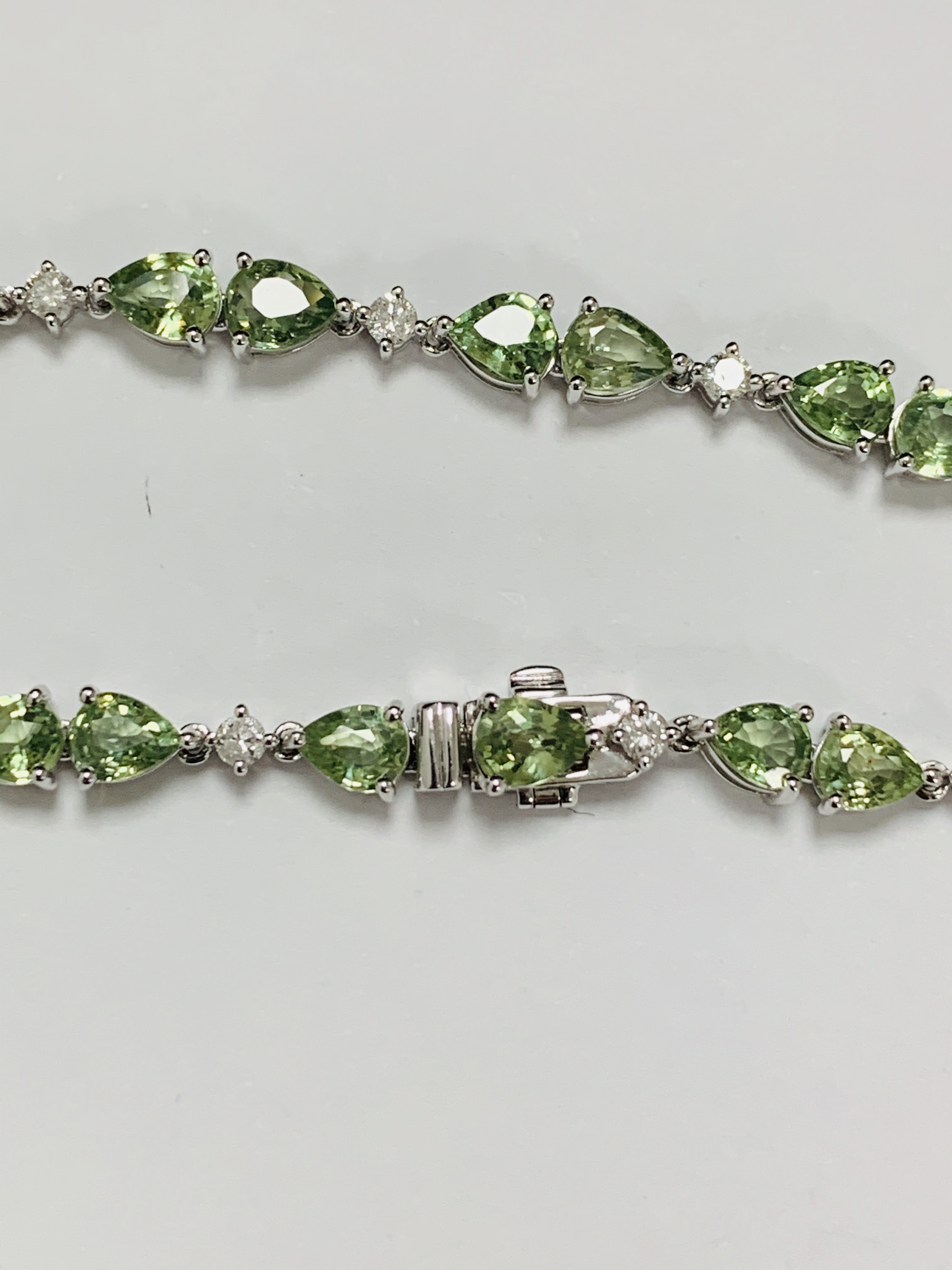 14ct White Gold Sapphire and Diamond bracelet featuring, 22 pear cut, light green Sapphires (9.05ct - Image 5 of 12