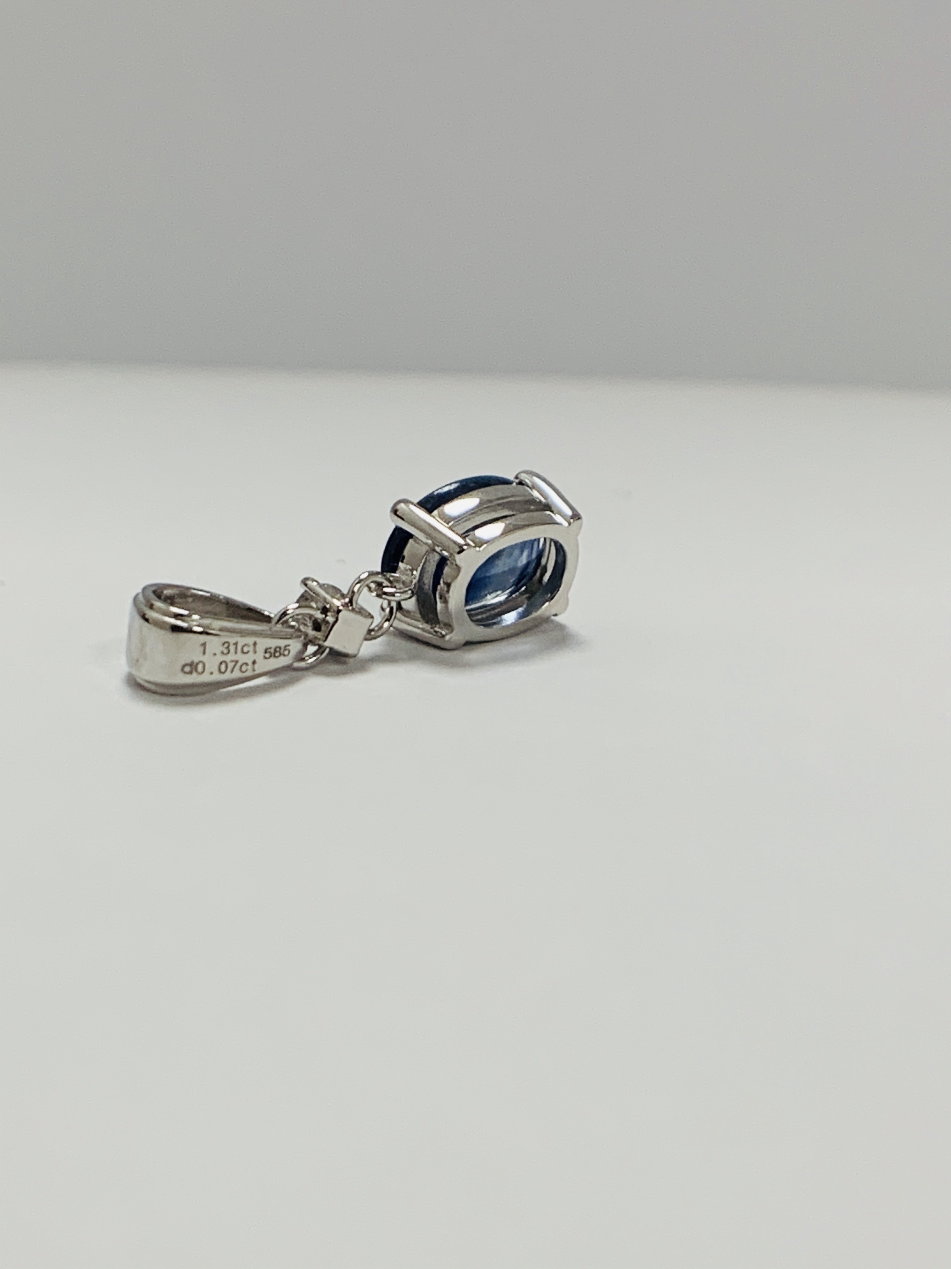 14ct White Gold Sapphire and Diamond pendant featuring oval cut, medium blue Sapphire (1.31ct), 4-cl - Image 4 of 9