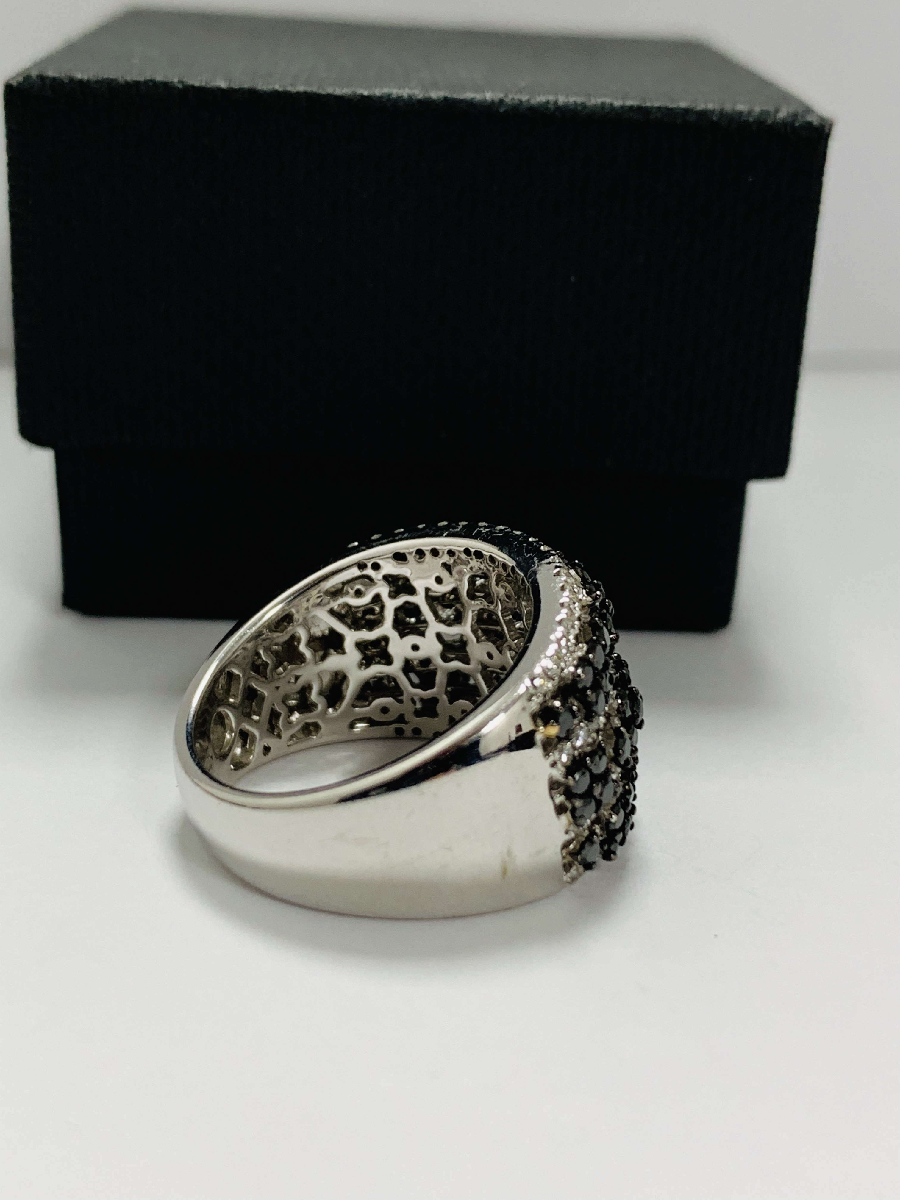 18ct White Gold Diamond ring featuring, 73 round brilliant cut, black Diamonds (1.01ct TDW), with 80 - Image 6 of 15