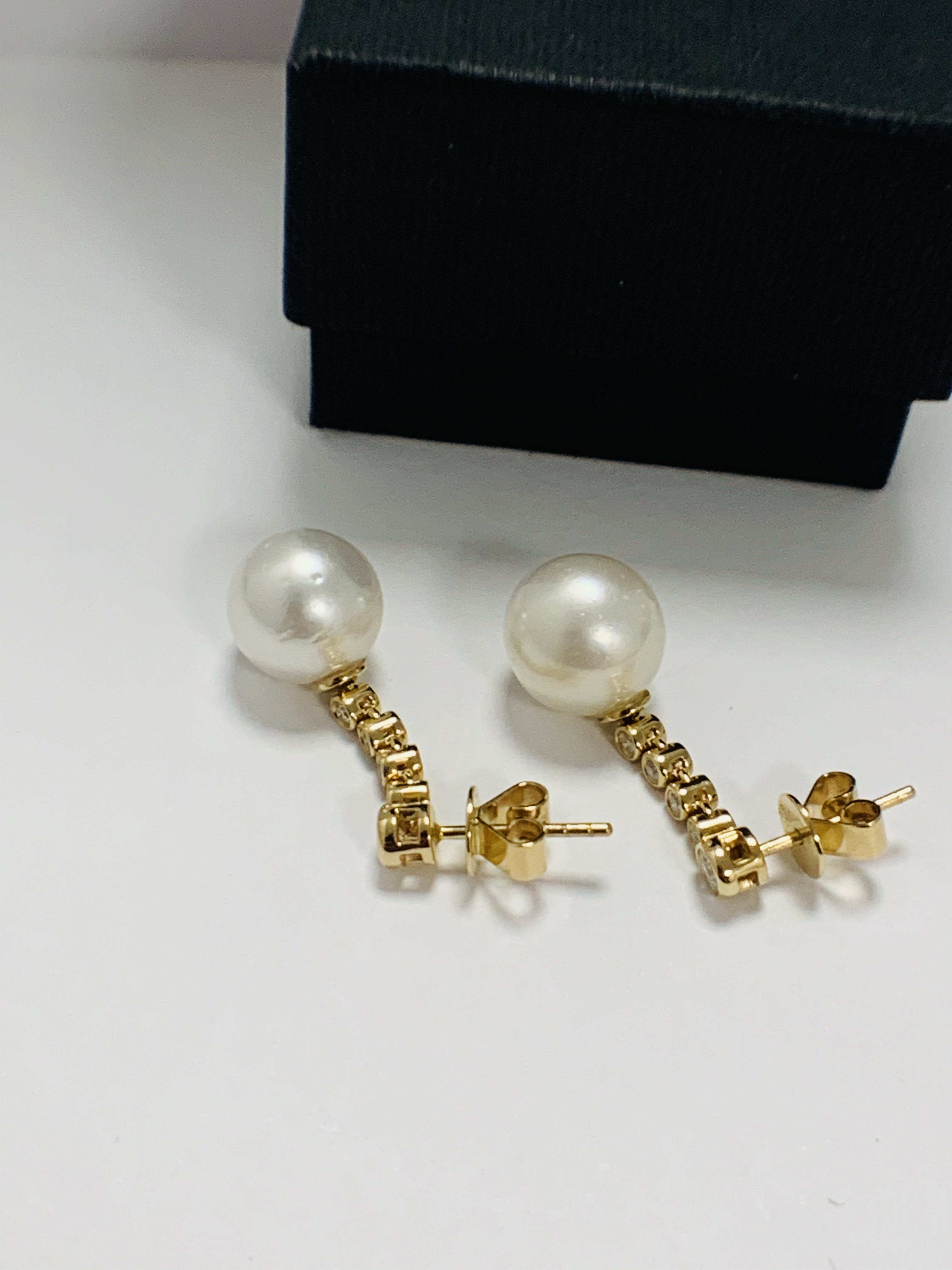14ct Yellow Gold Pearl and Diamond earrings featuring, 2 white Pearls, with 8 round brilliant cut Di - Image 5 of 16
