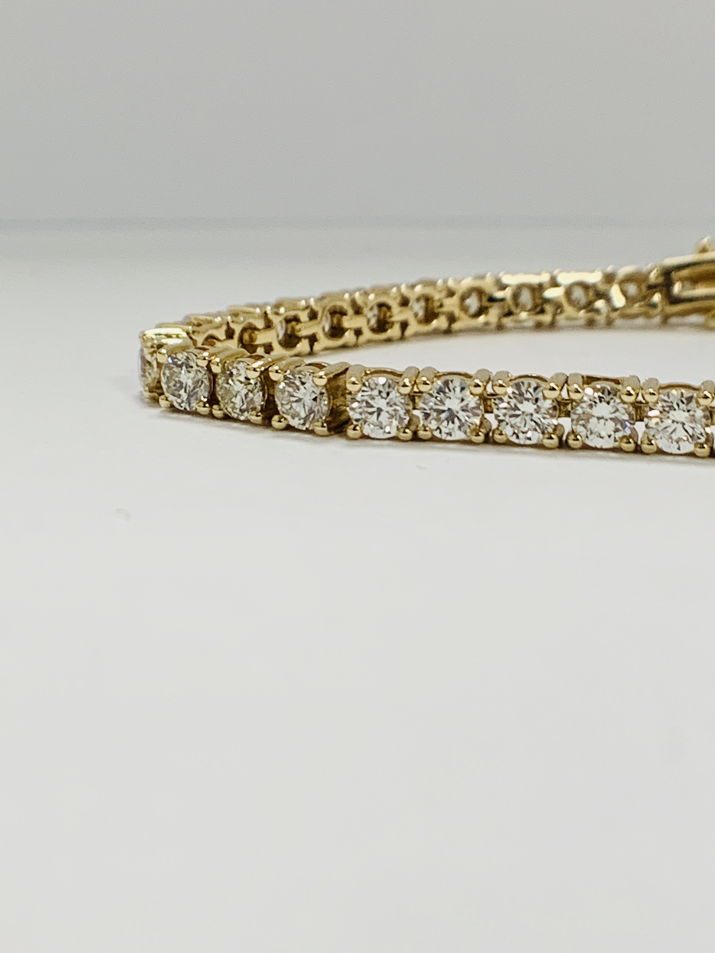 14ct Yellow Gold Diamond tennis bracelet featuring, 47 round brilliant cut Diamonds (4.92ct TDw), cl - Image 3 of 15