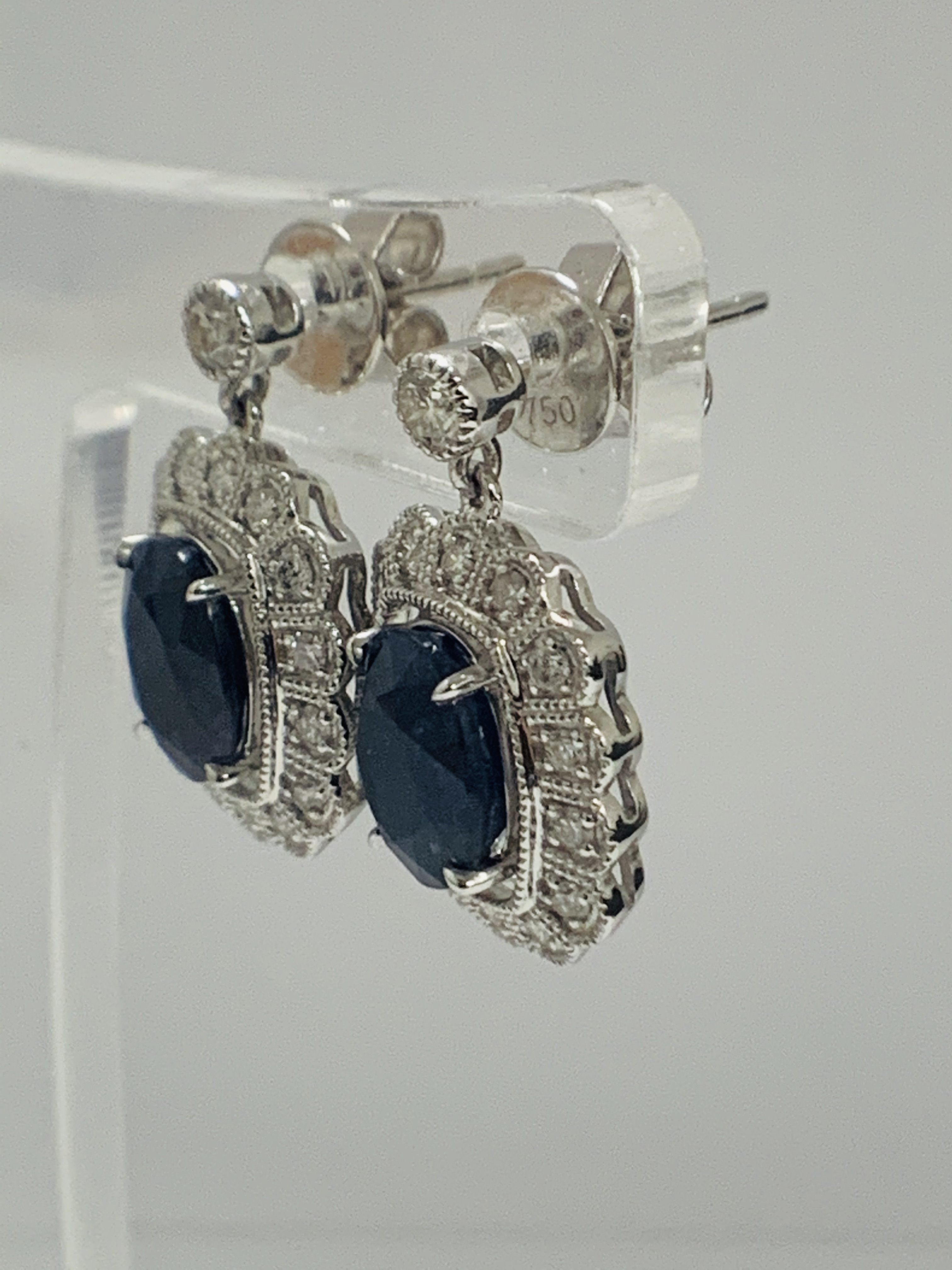 18ct White Gold Sapphire and Diamond earrings featiring, 2 oval cut, dark blue Kashmir Sapphires (4. - Image 8 of 12