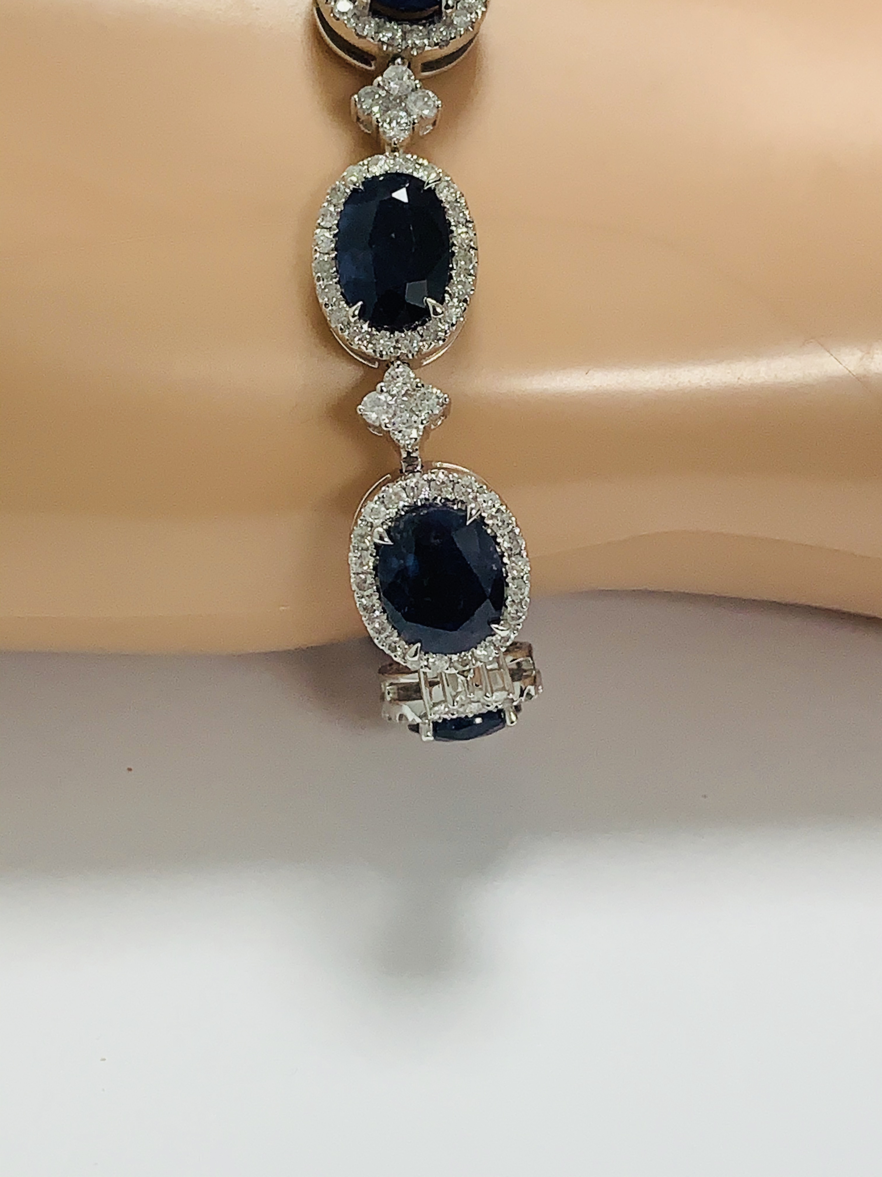 18ct White Gold Sapphire and Diamond bracelet featuring, 10 oval cut, dark blue Kashmir Sapphires (2 - Image 13 of 21