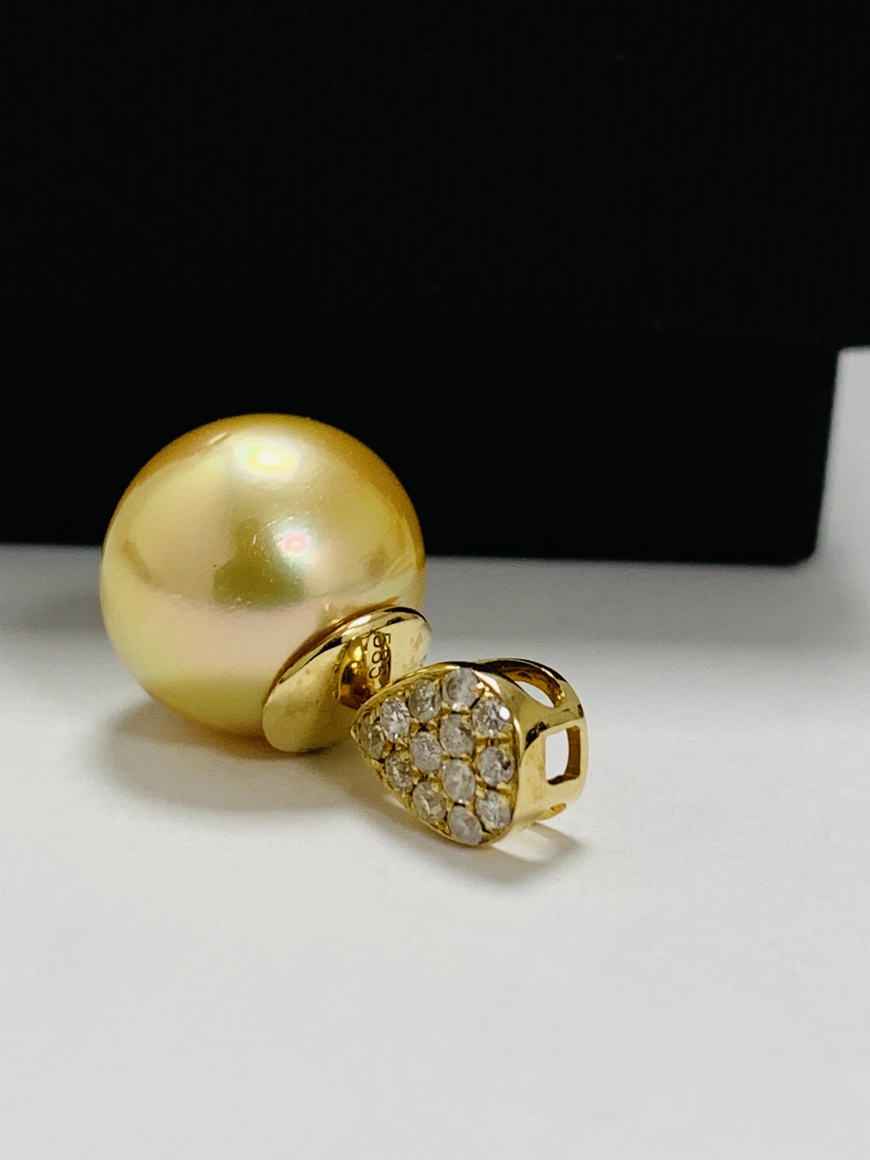 14ct Yellow Gold Pearl and Diamond pendant featuring, golden South Sea Pearl, with 13 round brillian - Image 2 of 7