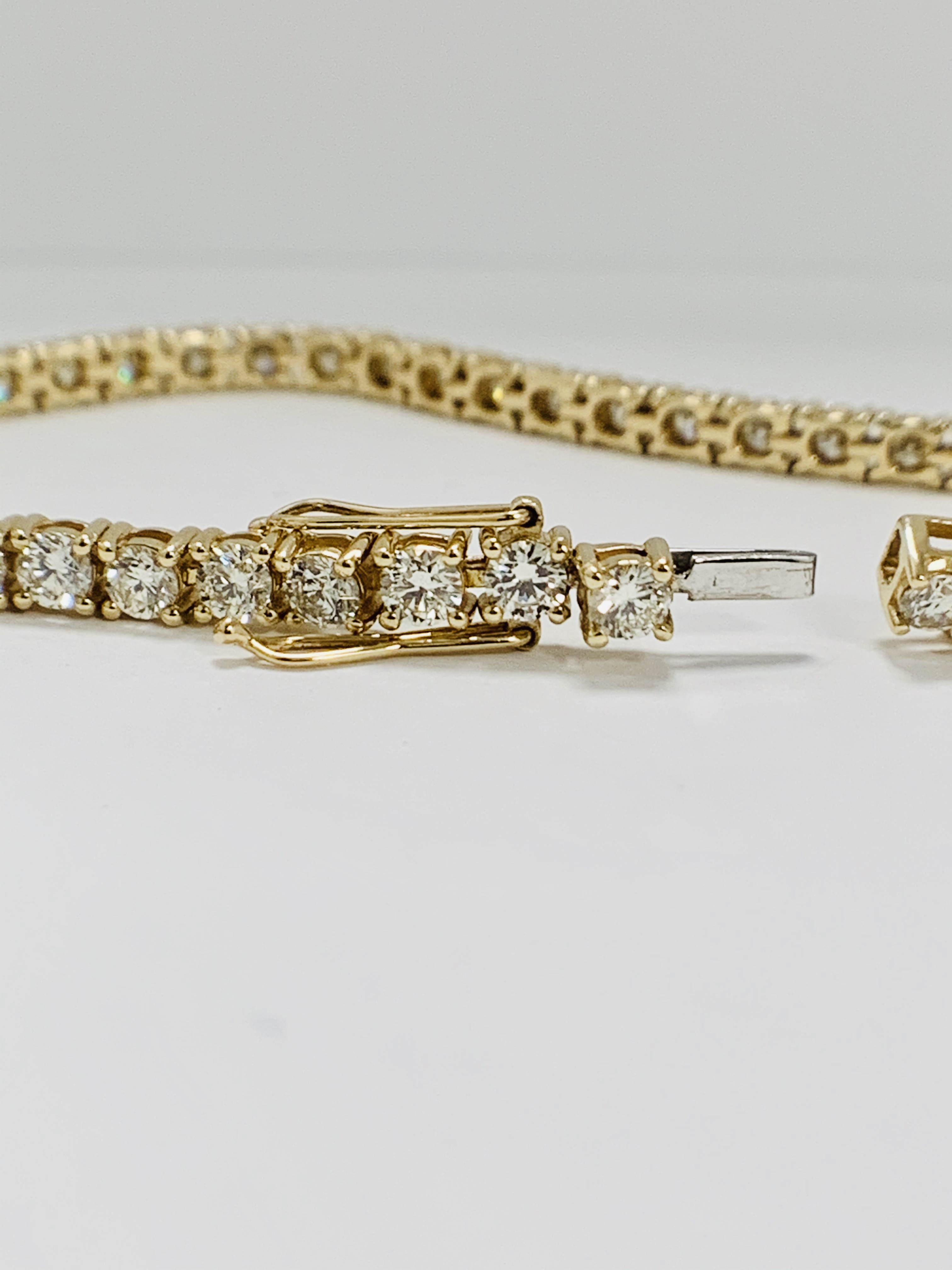 14ct Yellow Gold Diamond tennis bracelet featuring, 47 round brilliant cut Diamonds (4.92ct TDw), cl - Image 6 of 15