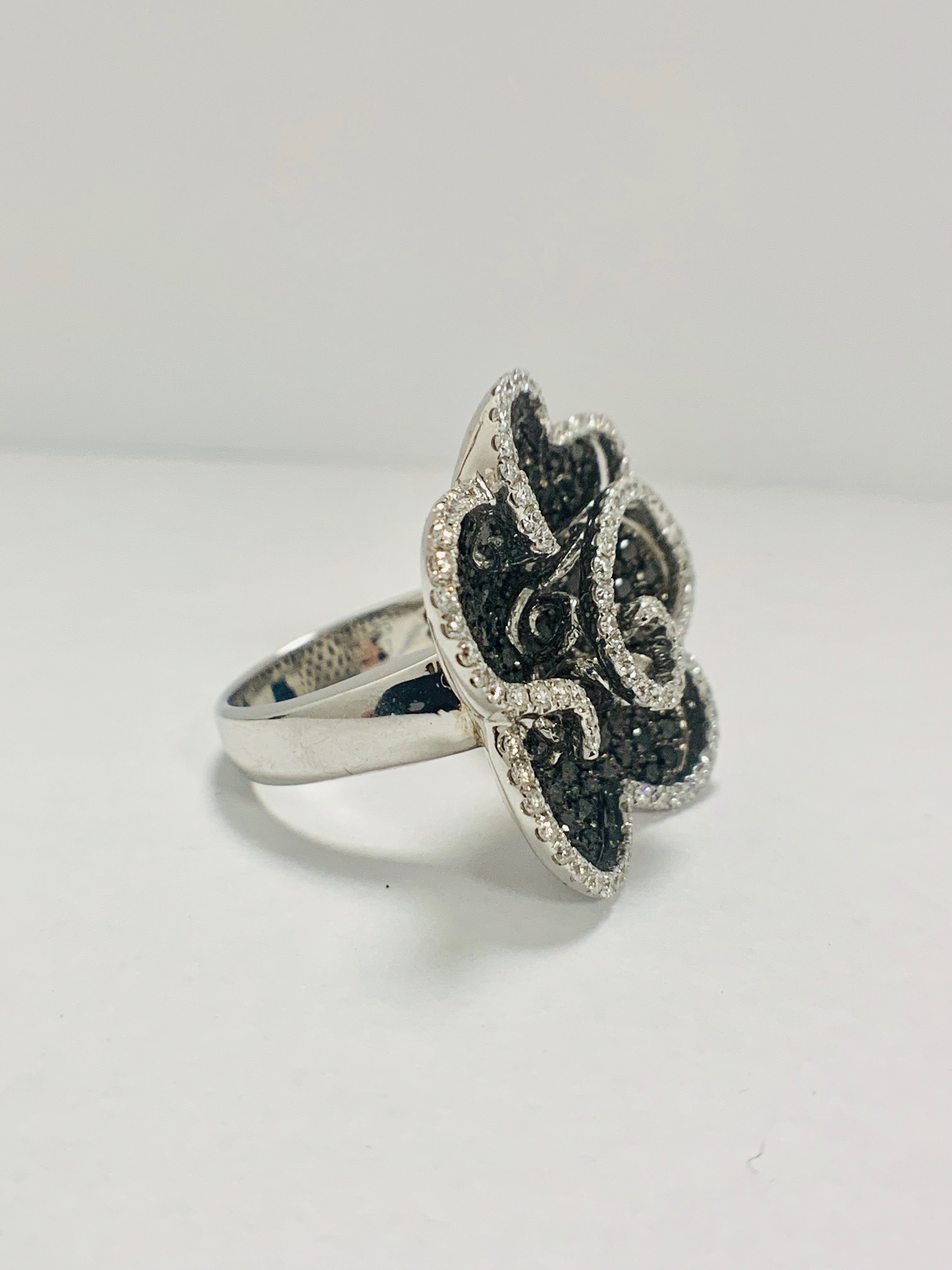 18ct White Gold Diamond flower design ring featuring 123 round cut, black Diamonds (2.25ct TBDW) - Image 8 of 13