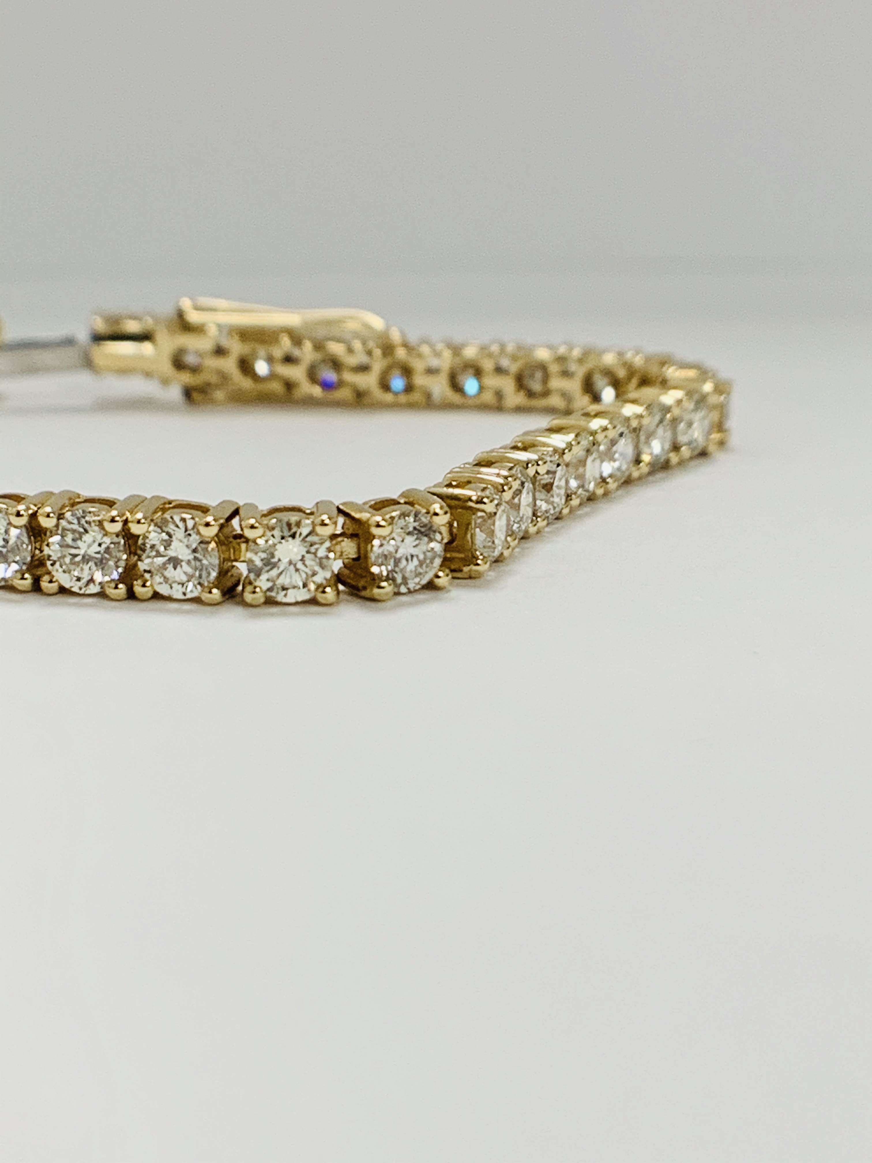 14ct Yellow Gold Diamond tennis bracelet featuring, 47 round brilliant cut Diamonds (4.92ct TDw), cl - Image 4 of 15