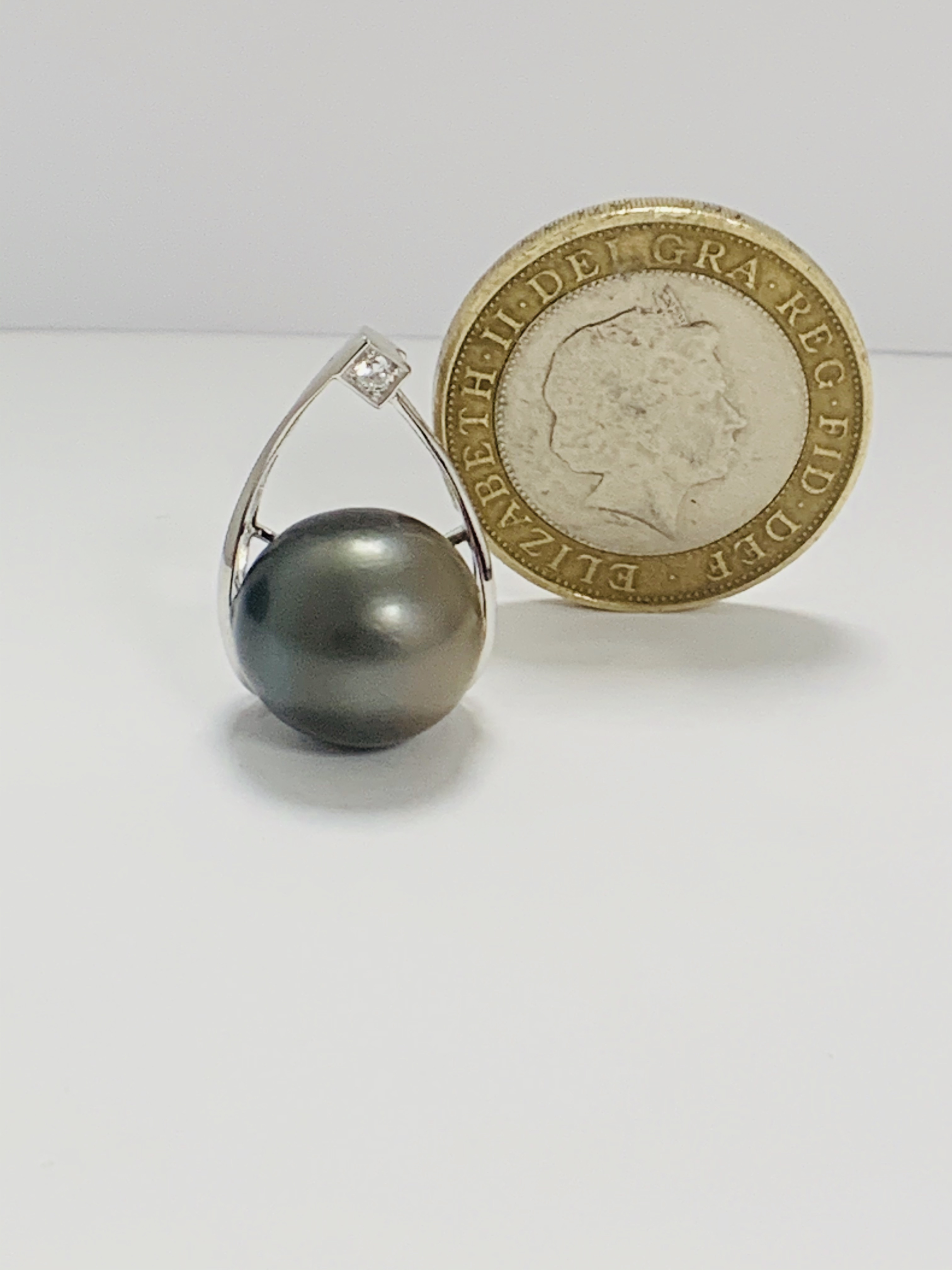 14ct White Gold Pearl and Diamond pendant featuring, round brilliant cut Diamond (0.06ct), grain set - Image 9 of 11