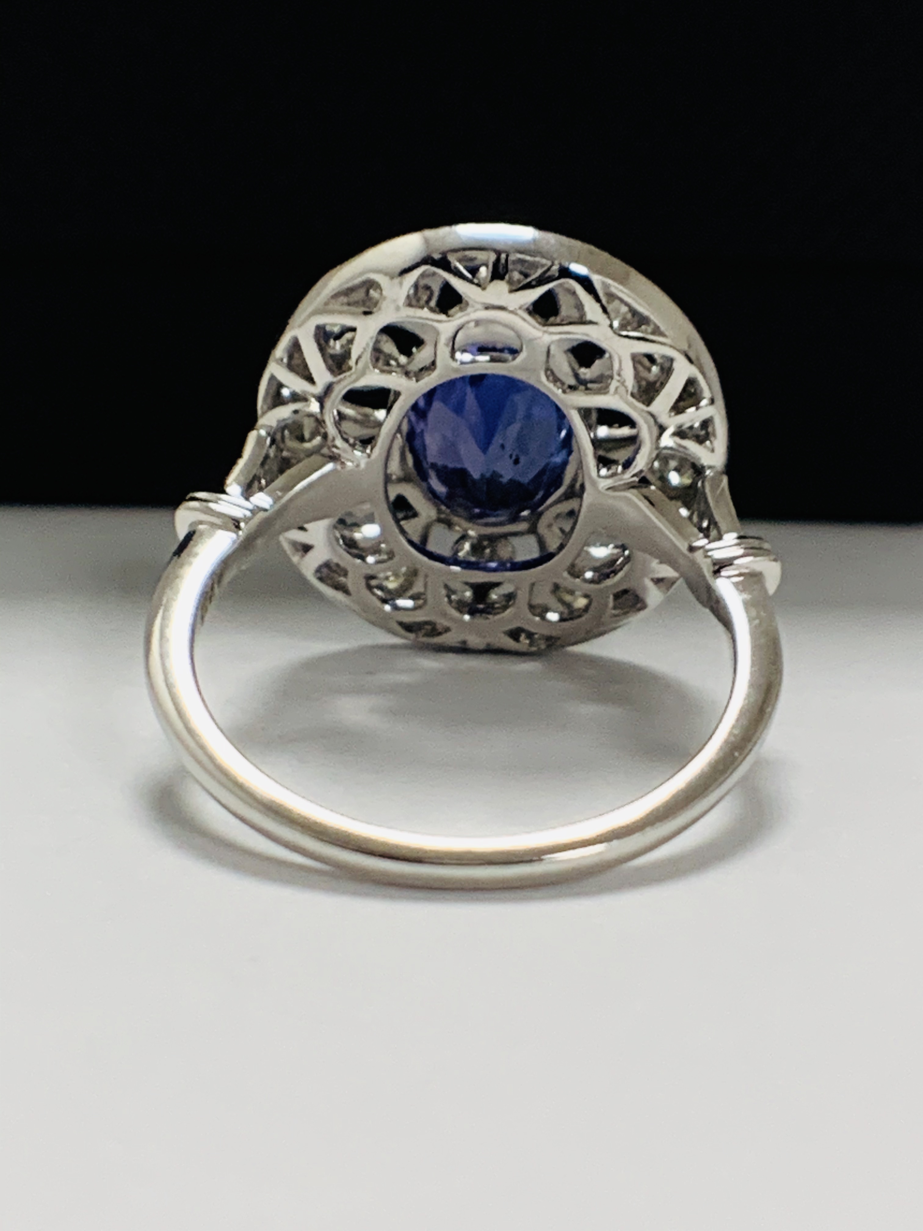 18ct White Gold Tanzanite and Diamond ring - Image 5 of 12