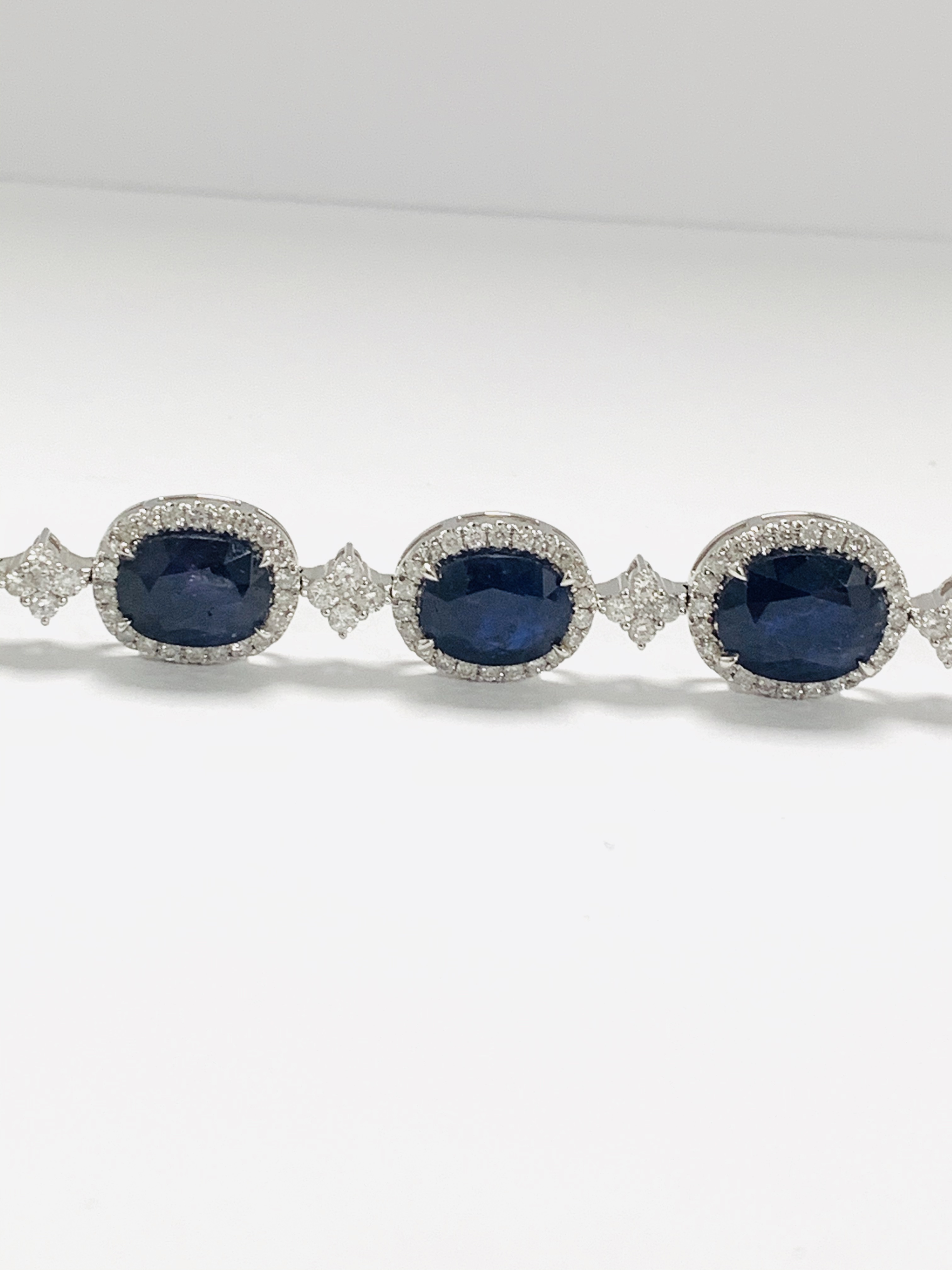 18ct White Gold Sapphire and Diamond bracelet featuring, 10 oval cut, dark blue Kashmir Sapphires (2 - Image 16 of 21