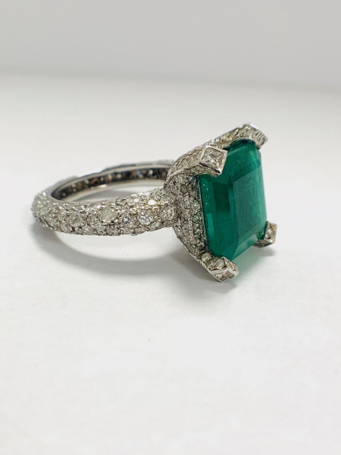 Platinum Emerald and Diamond ring - Image 10 of 17