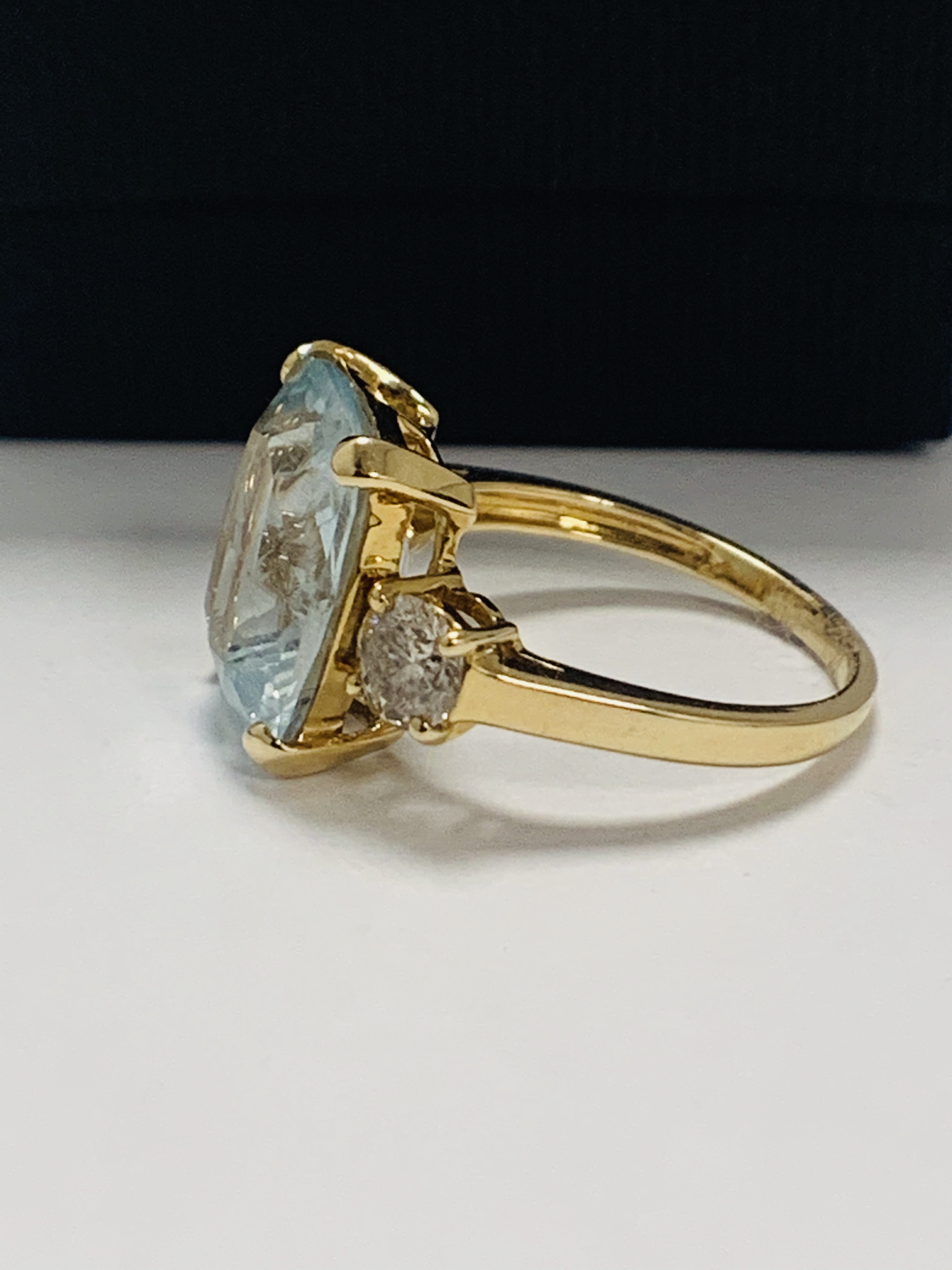 14ct Yellow Gold Aquamarine and Diamond ring featuring centre, cushion cut Aquamarine (5.25ct), claw - Image 3 of 12