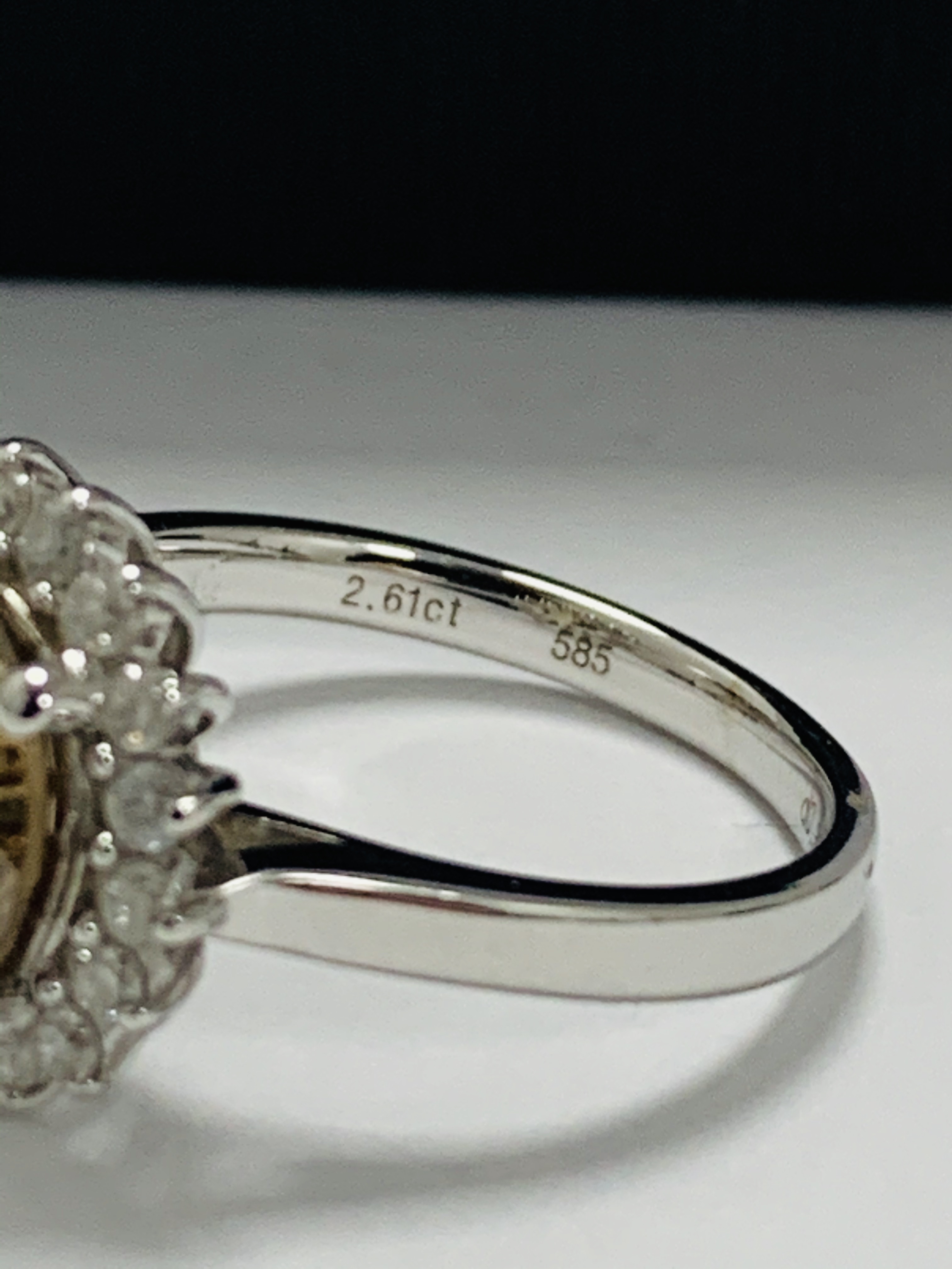 14ct White Gold Diamond ring featuring centre, round brilliant cut, cognac Diamond (2.61ct), claw se - Image 9 of 11