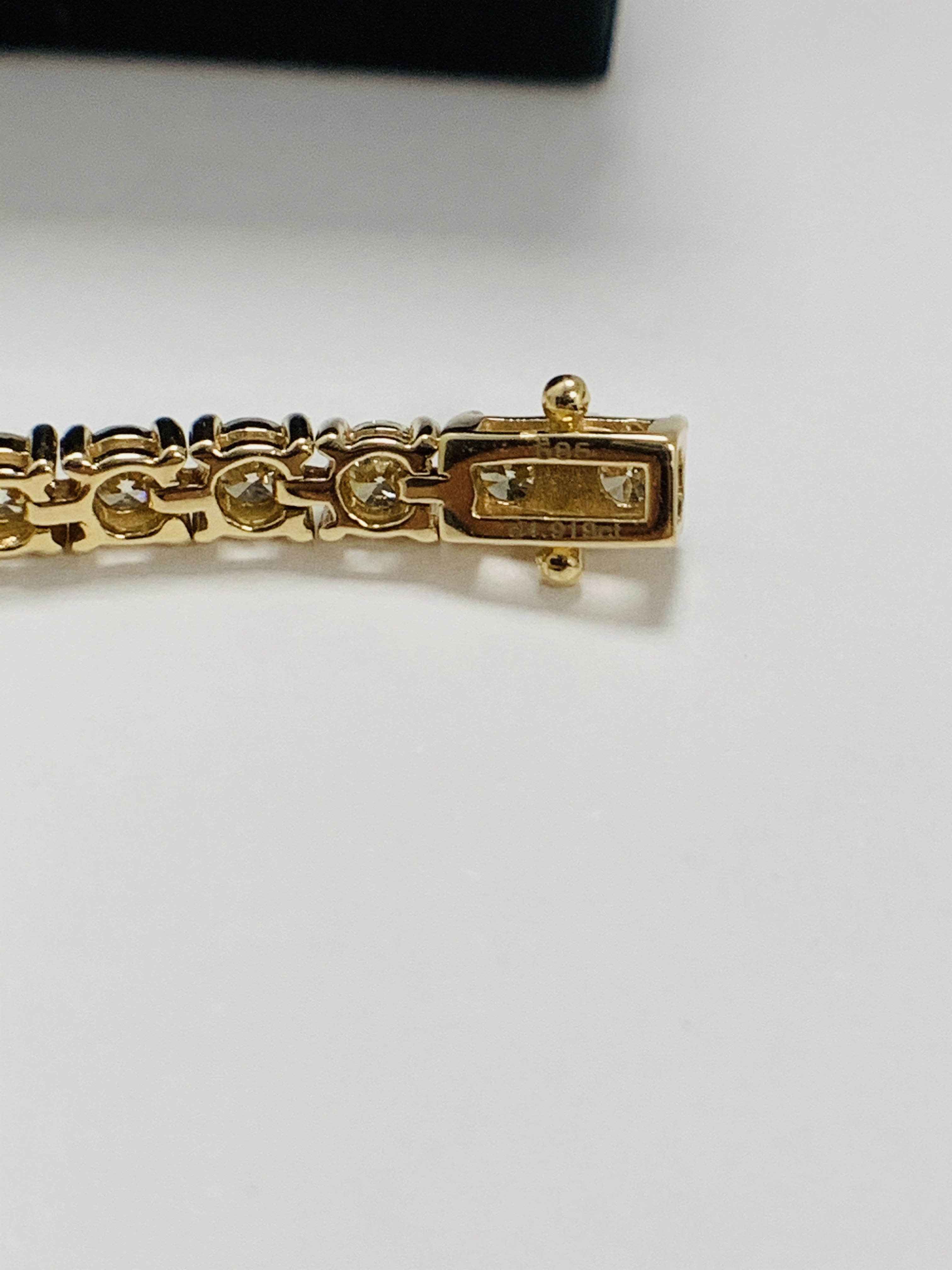 14ct Yellow Gold Diamond tennis bracelet featuring, 47 round brilliant cut Diamonds (4.92ct TDw), cl - Image 10 of 15