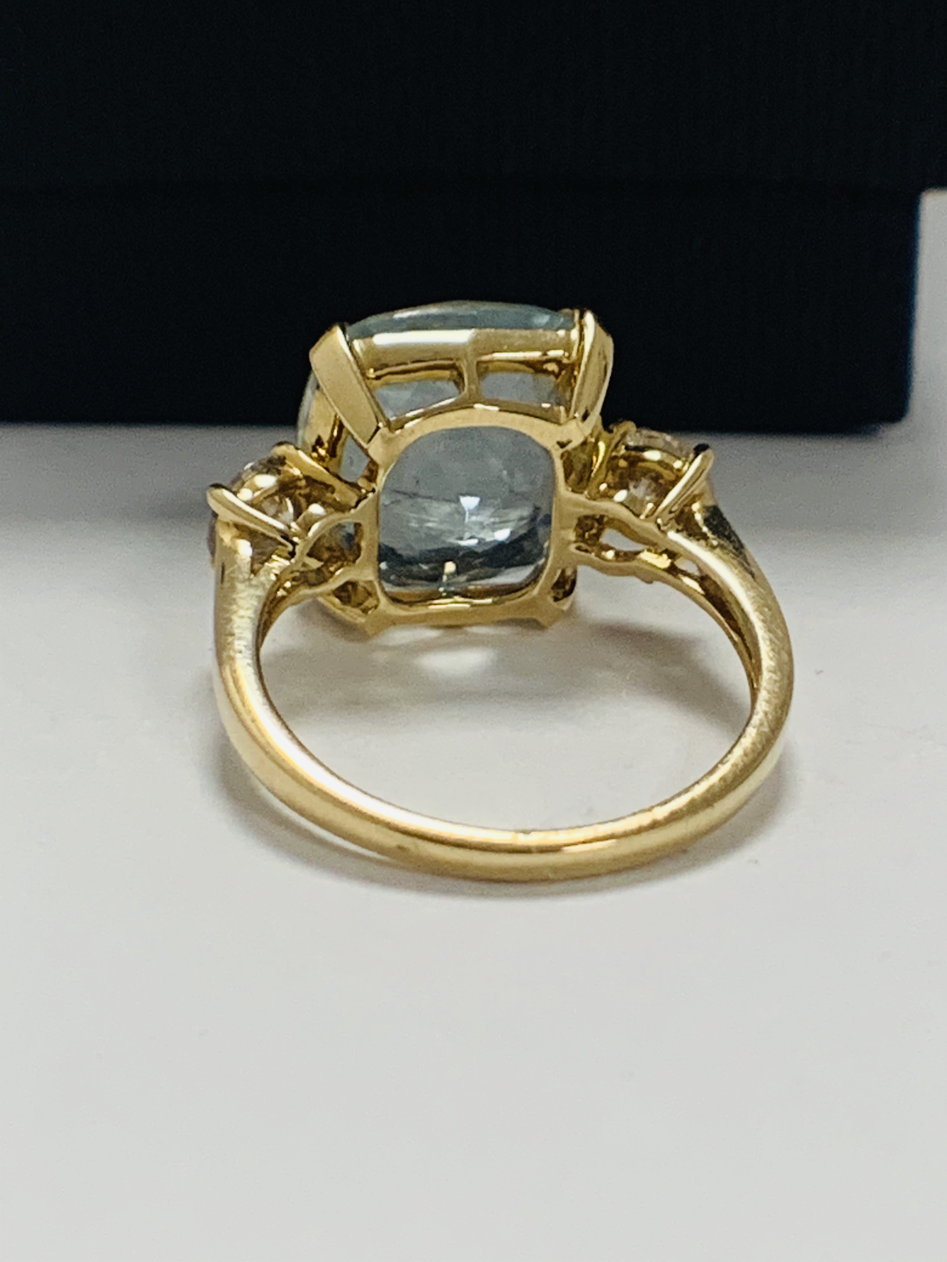 14ct Yellow Gold Aquamarine and Diamond ring featuring centre, cushion cut Aquamarine (5.25ct), claw - Image 5 of 12