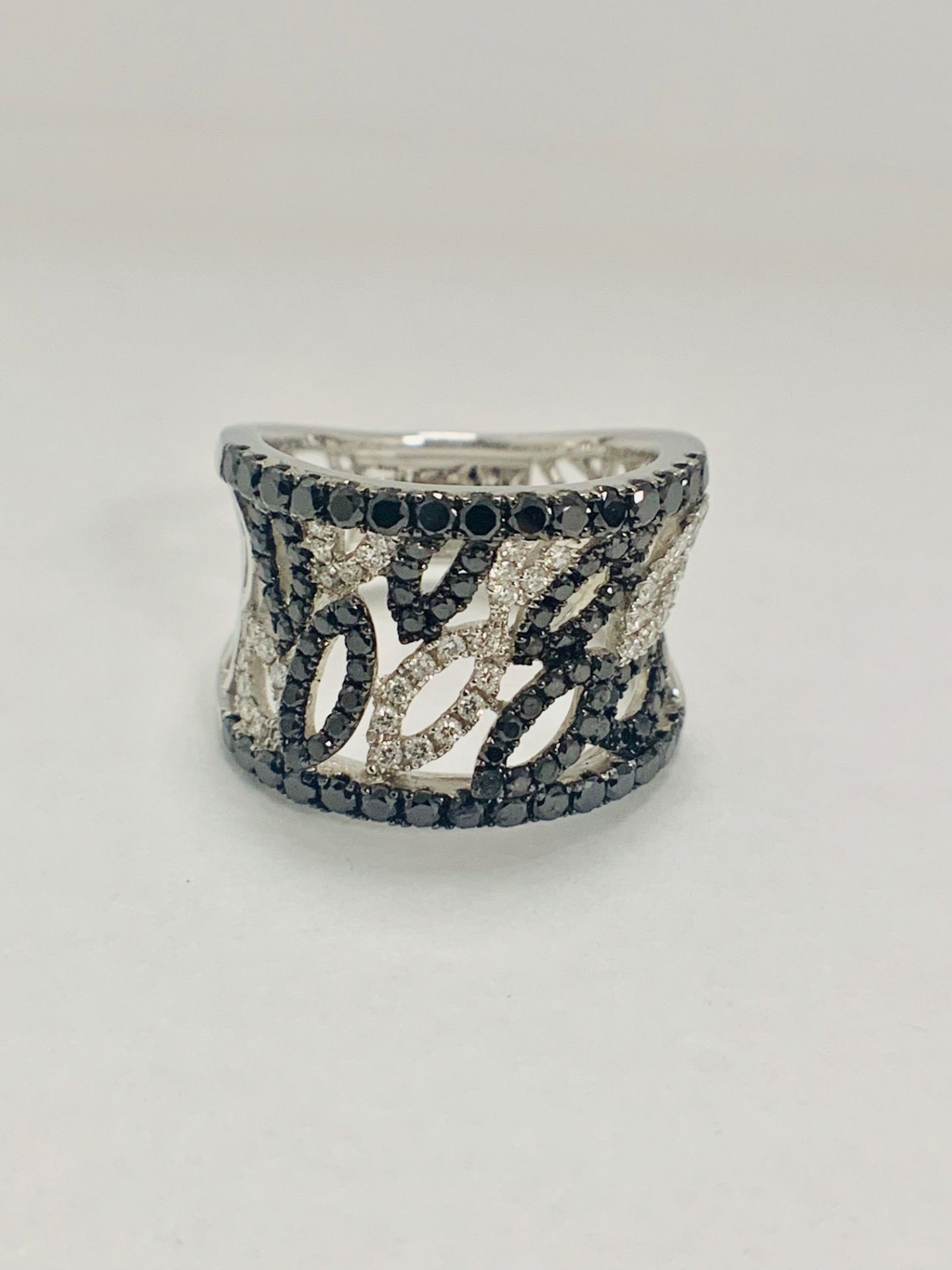 18ct White Gold Diamond ring featuring 90 round cut, black Diamonds (1.14ct TBDW) - Image 3 of 15