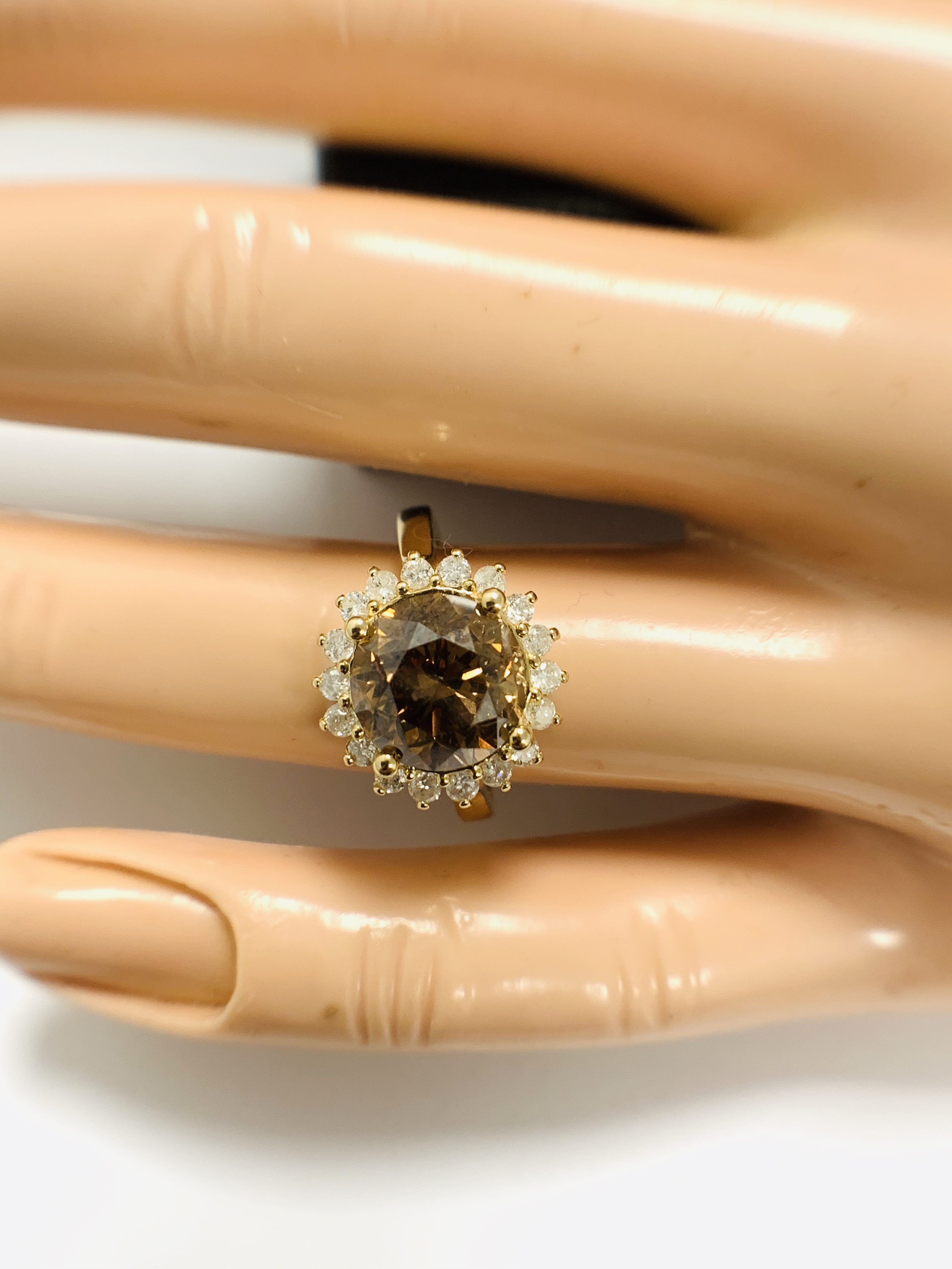 14ct Yellow Gold Diamond ring featuring centre, round brilliant cut, cognac Diamond (3.10ct), claw s - Image 8 of 11